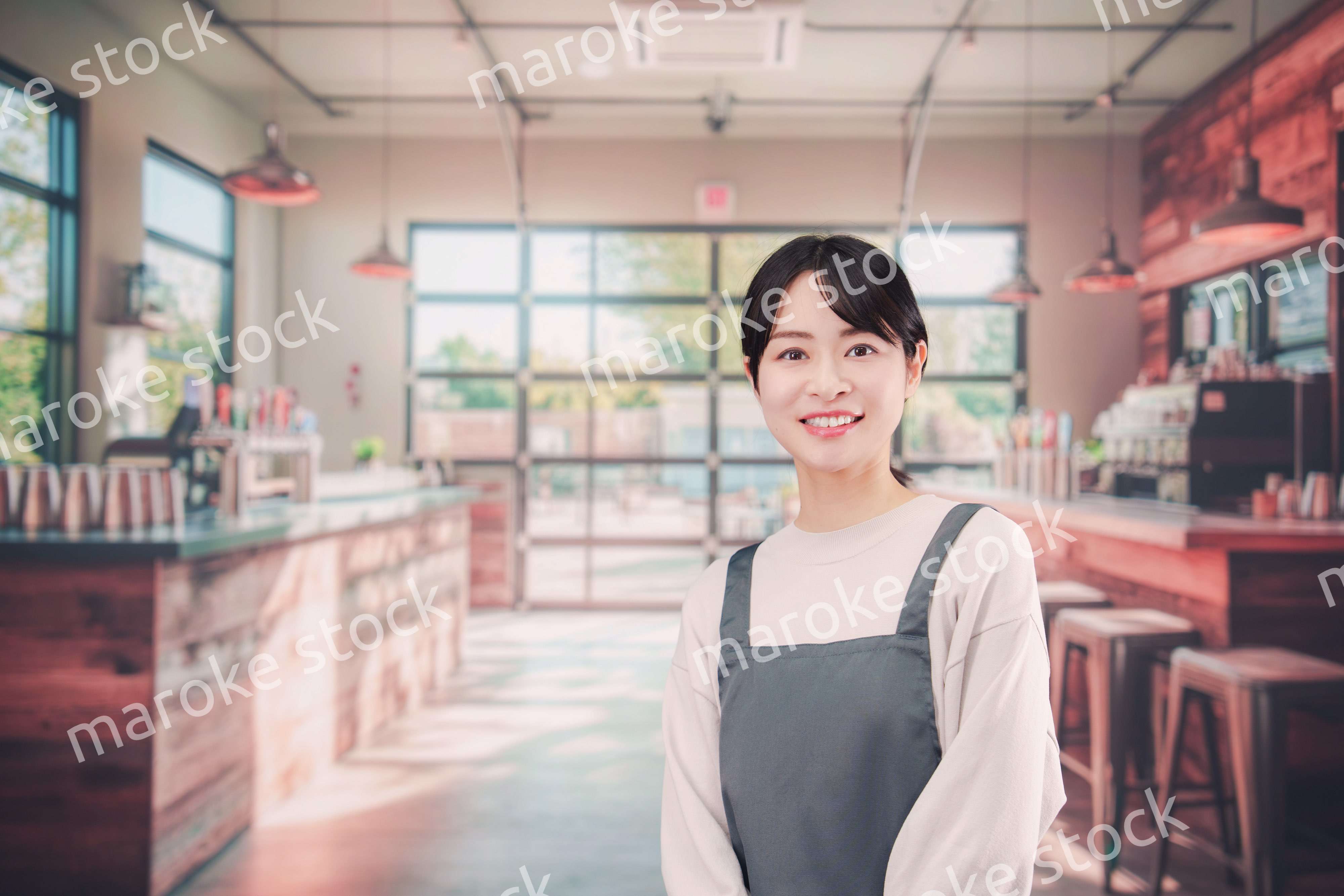 バーでホールスタッフとして働く若い女性