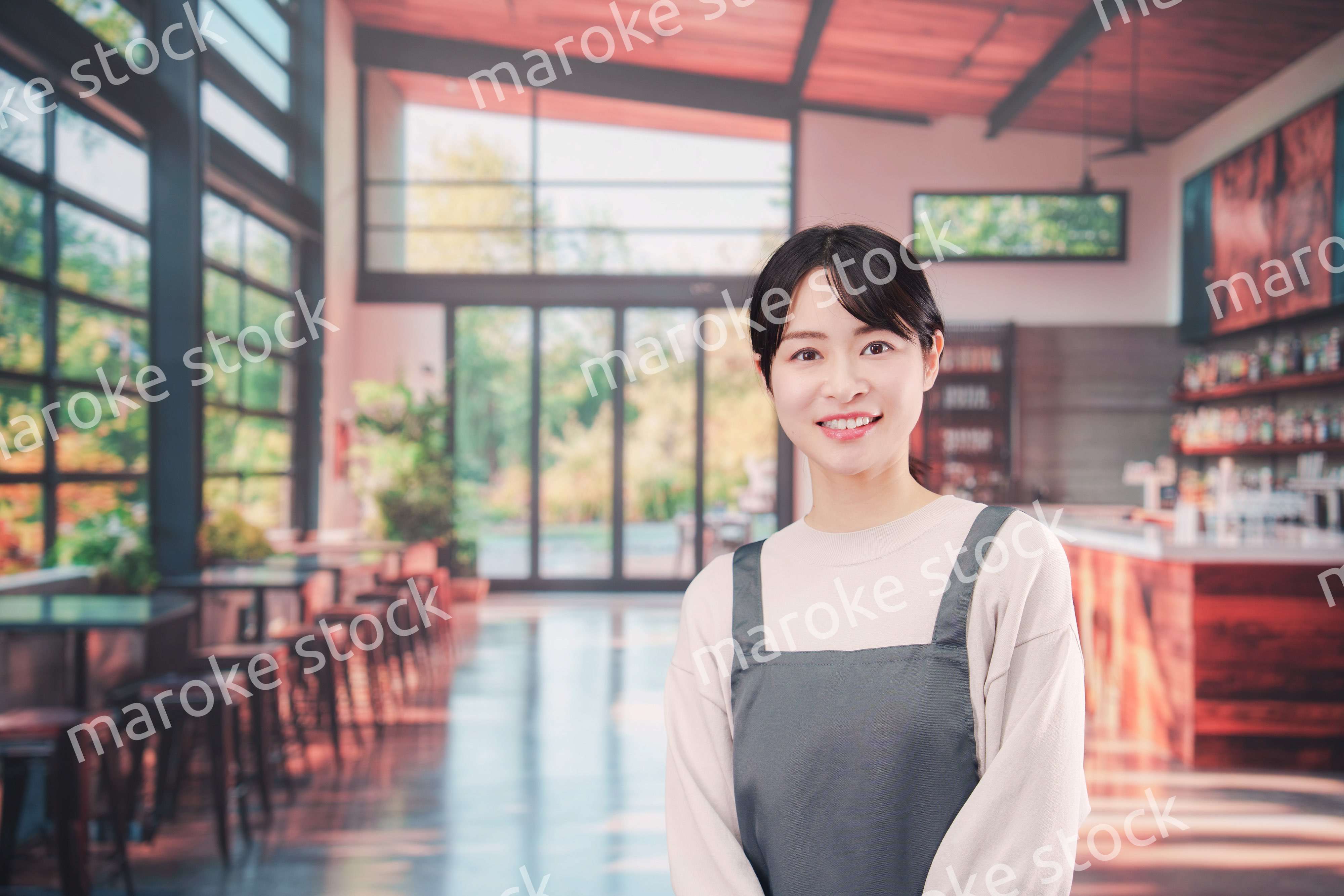 バーでホールスタッフとして働く若い女性