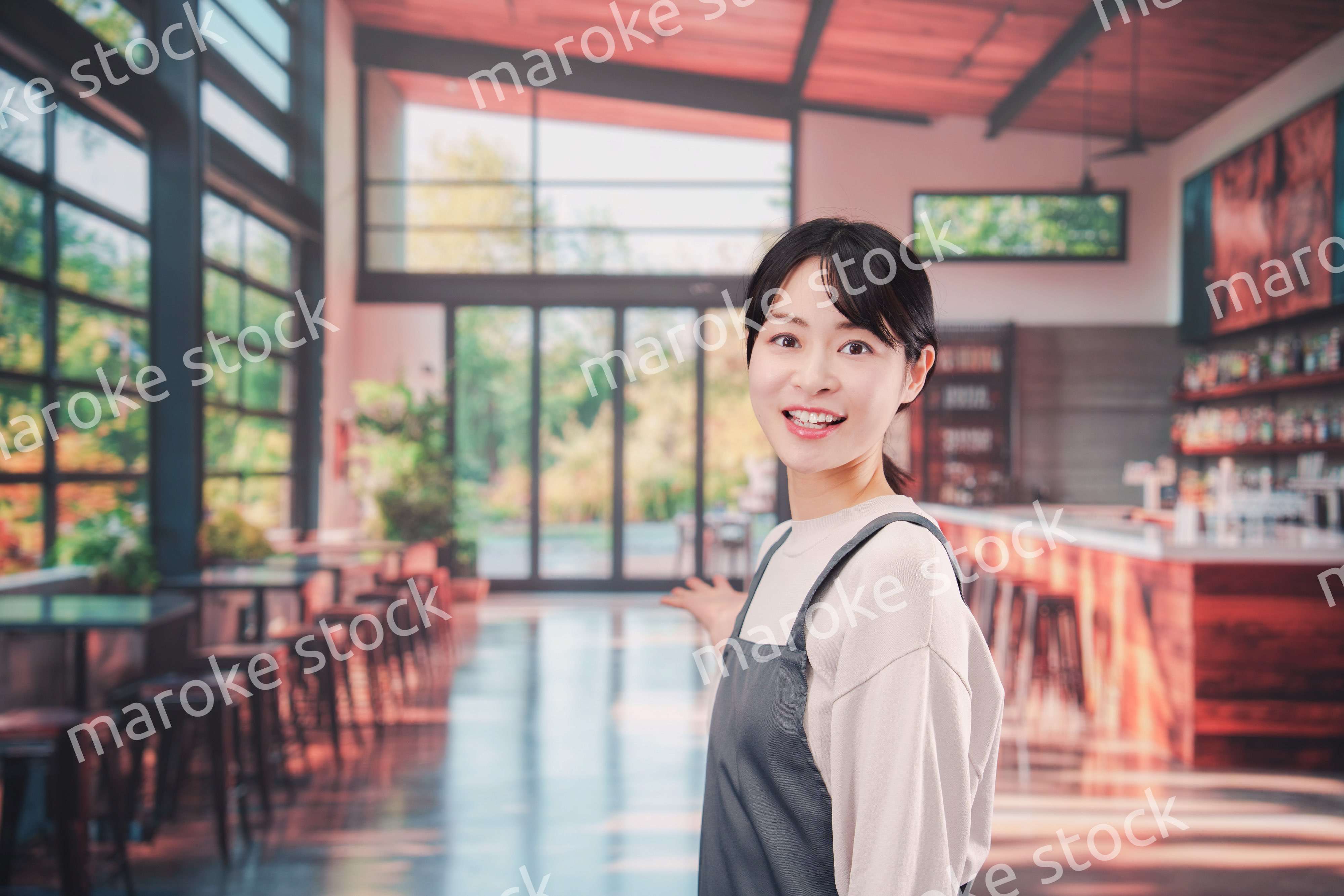 バーでホールスタッフとして働く若い女性