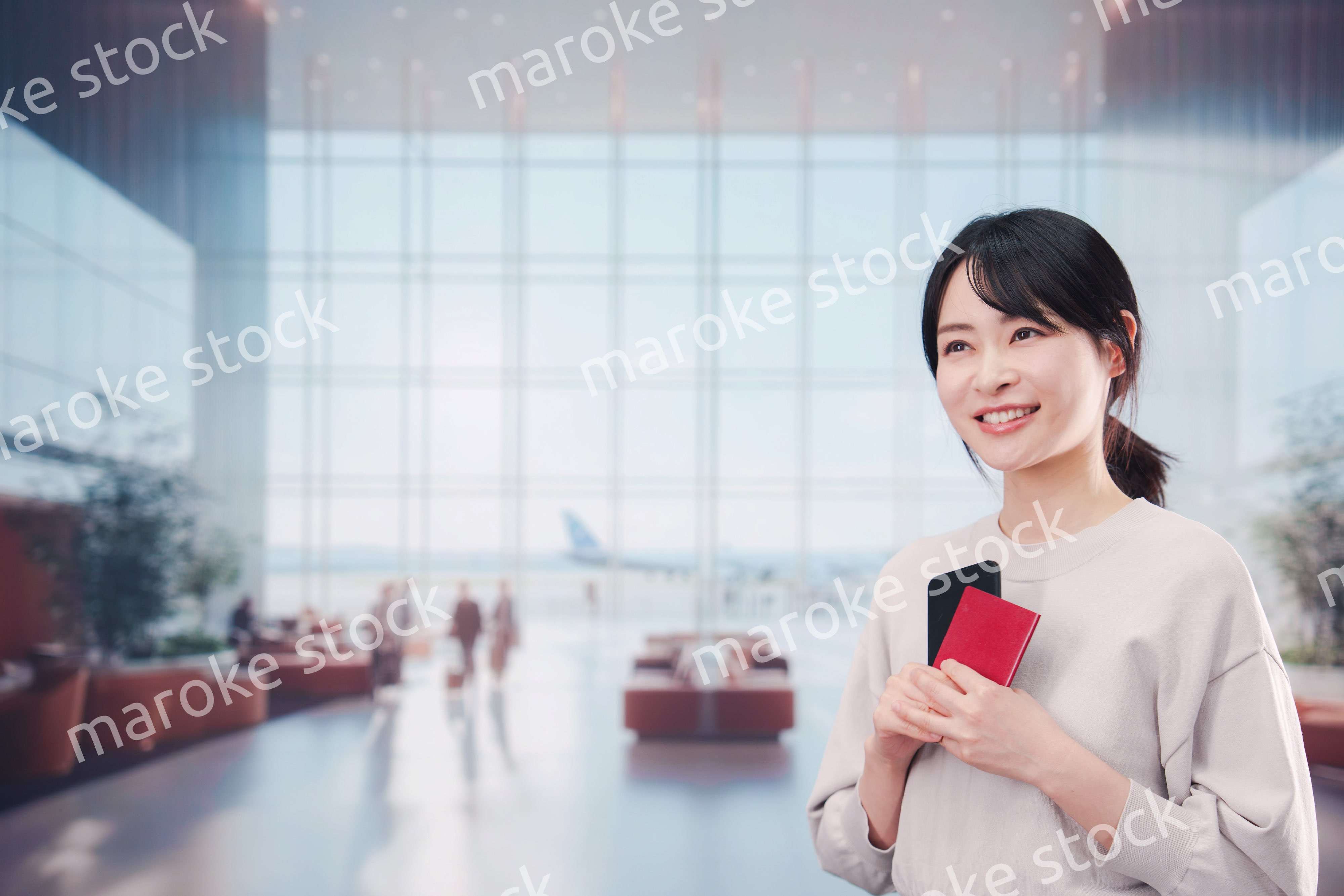 海外旅行に出発する若い女性