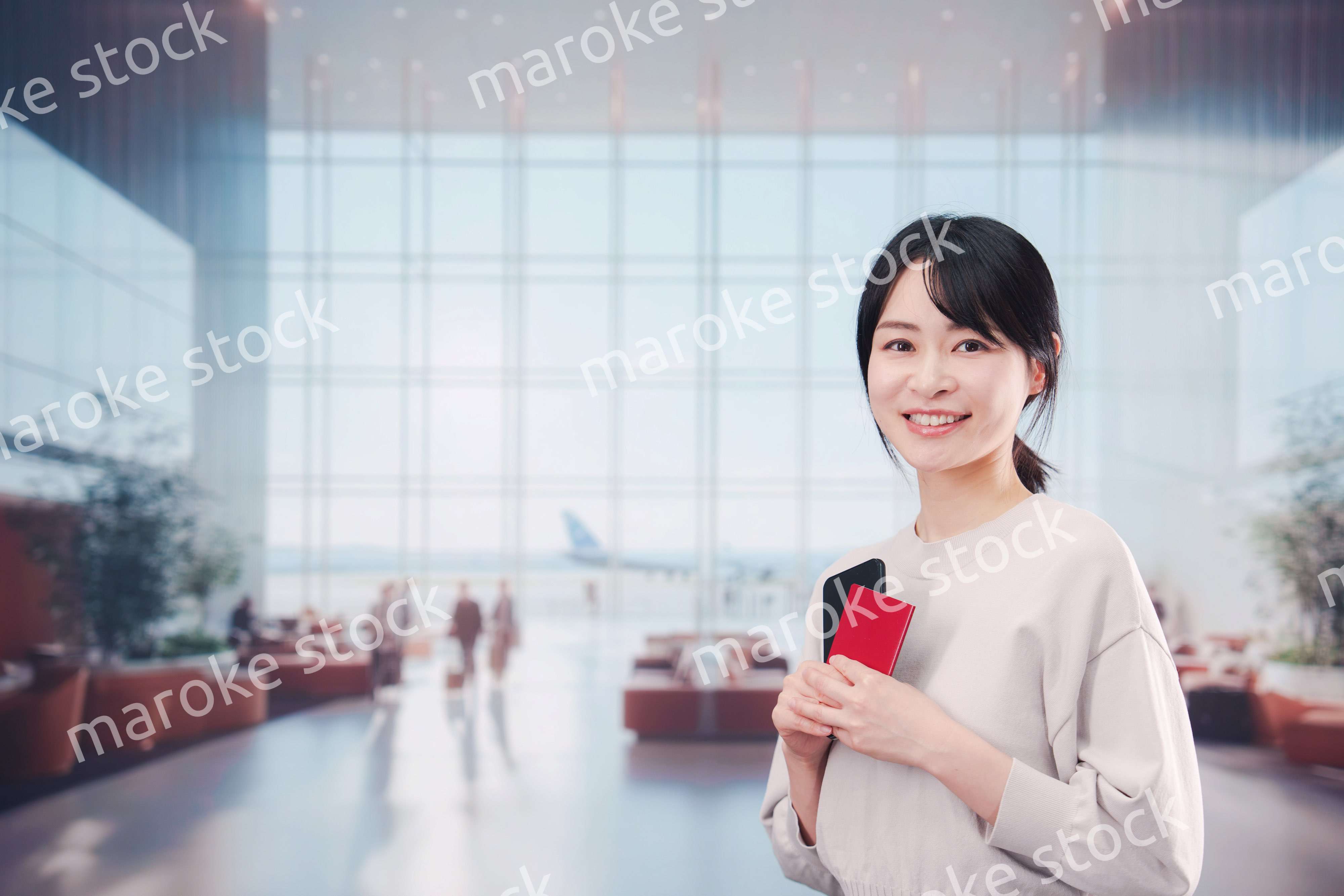 海外旅行に出発する若い女性