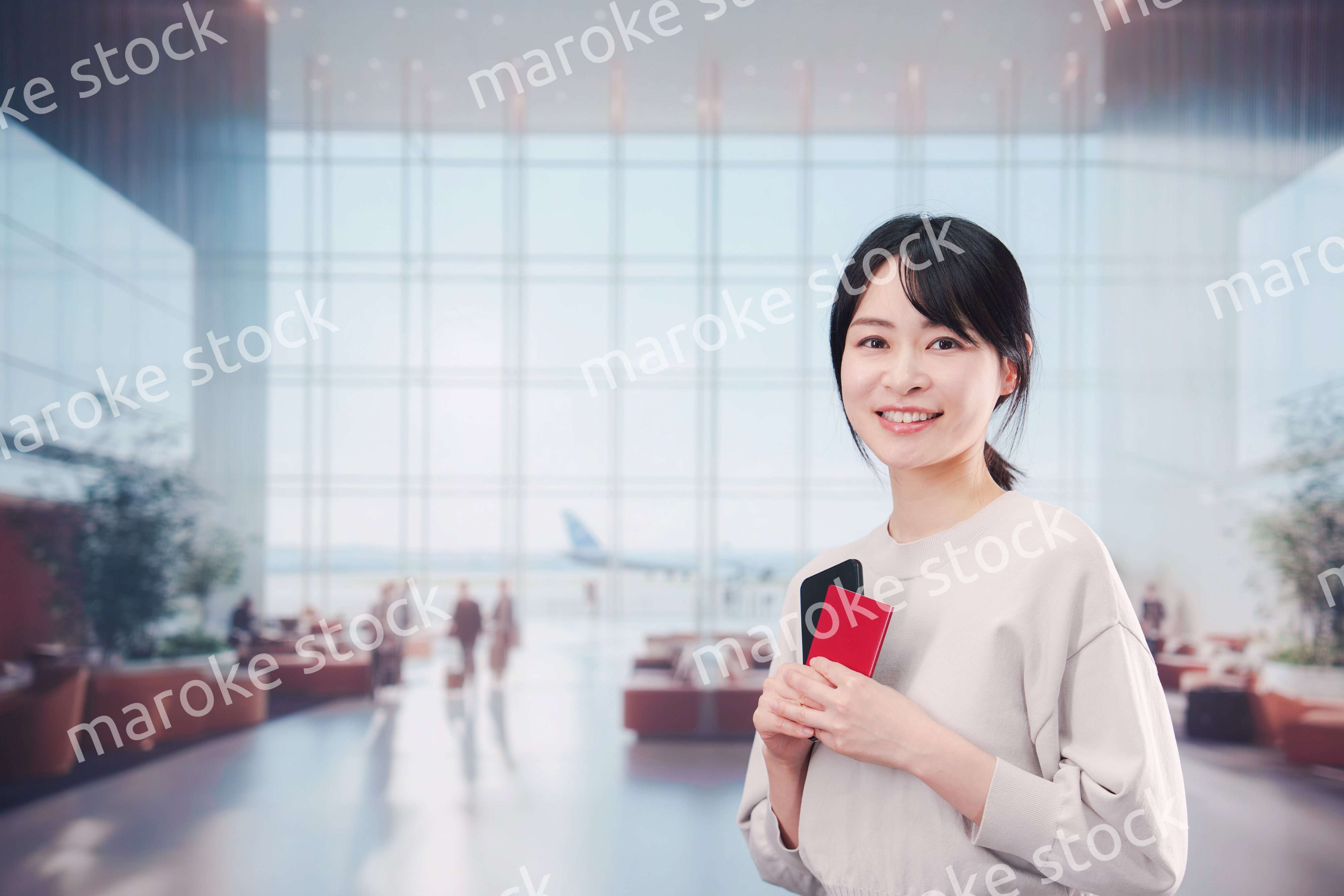 海外旅行に出発する若い女性