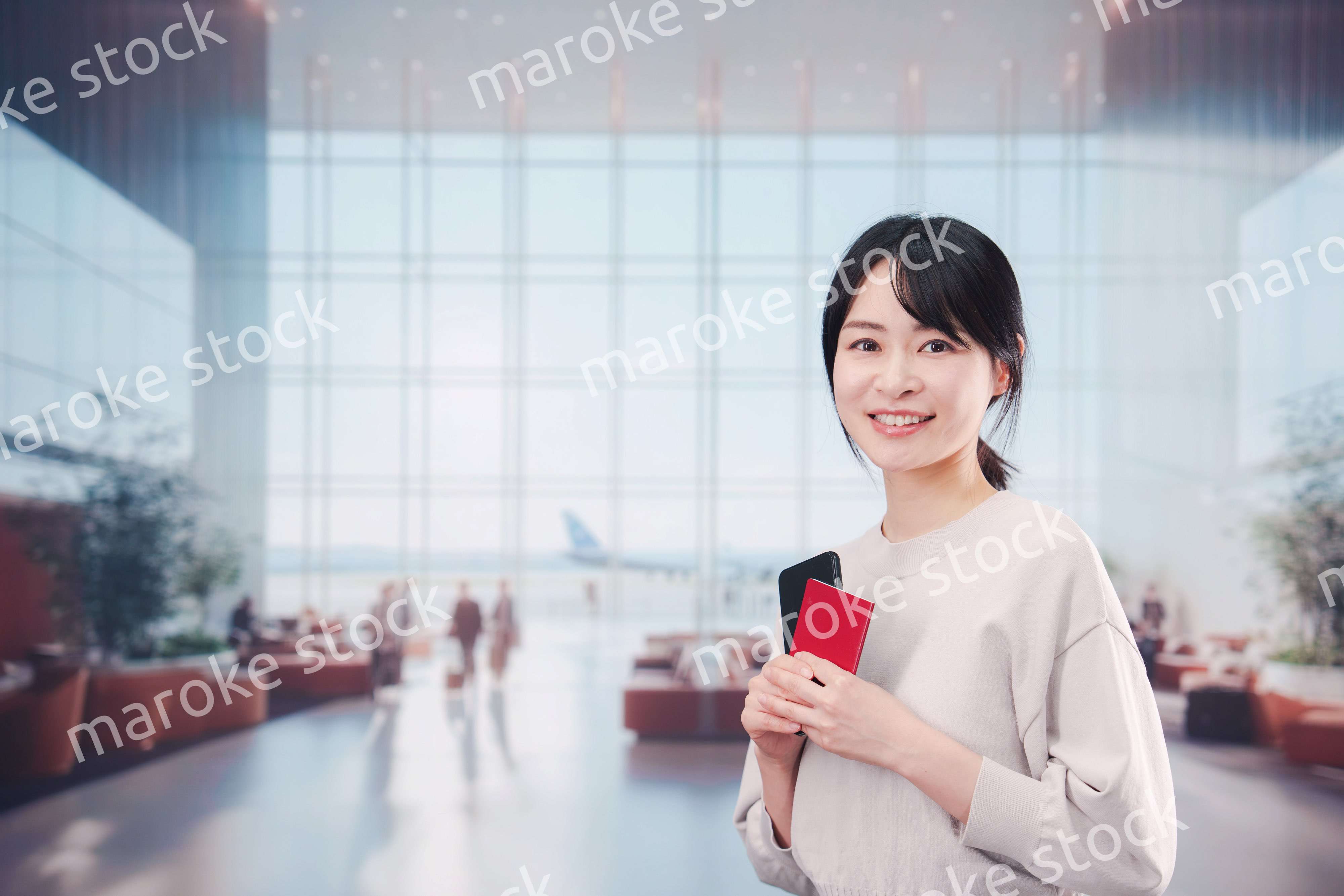 海外旅行に出発する若い女性