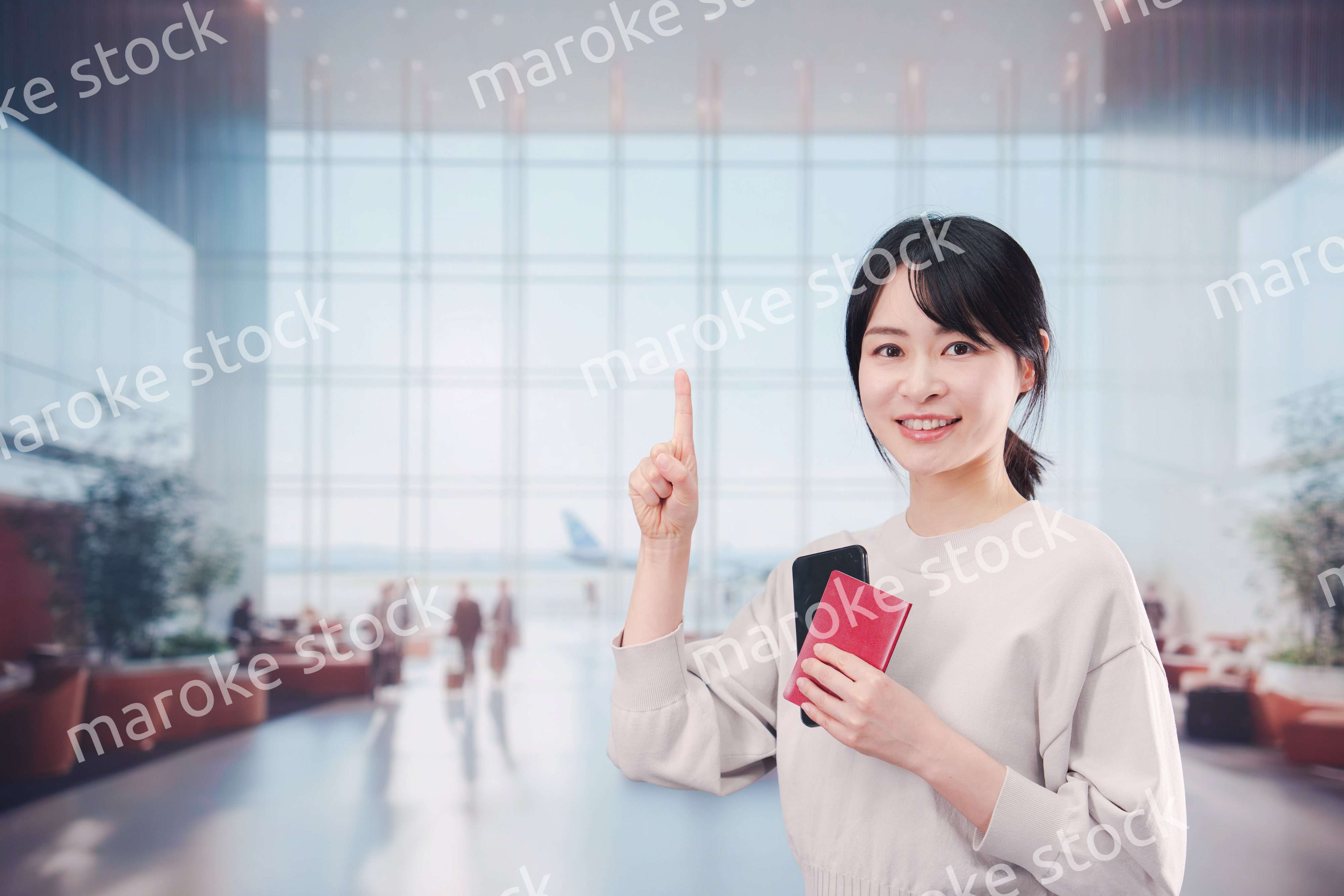 海外旅行に出発する若い女性