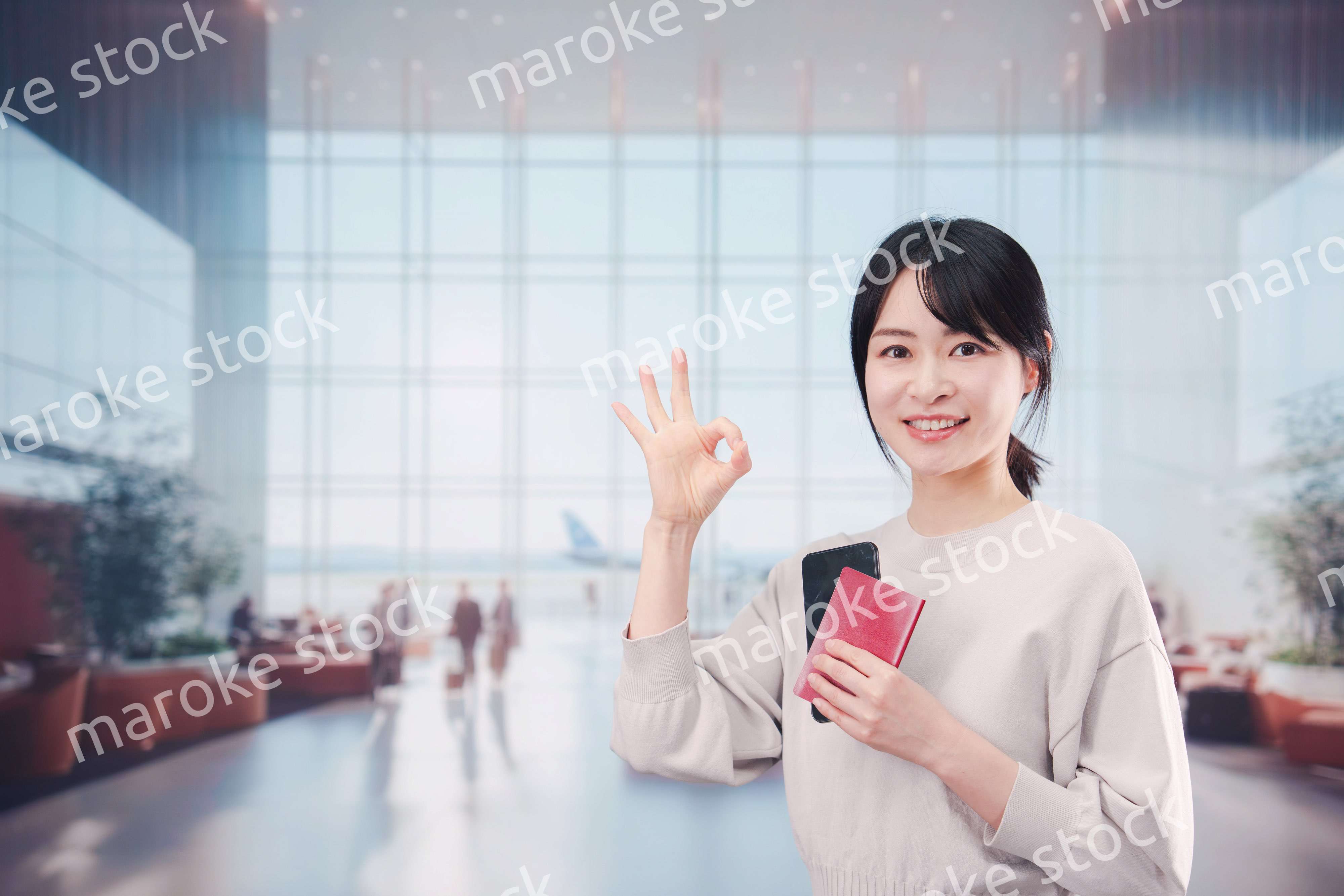 海外旅行に出発する若い女性