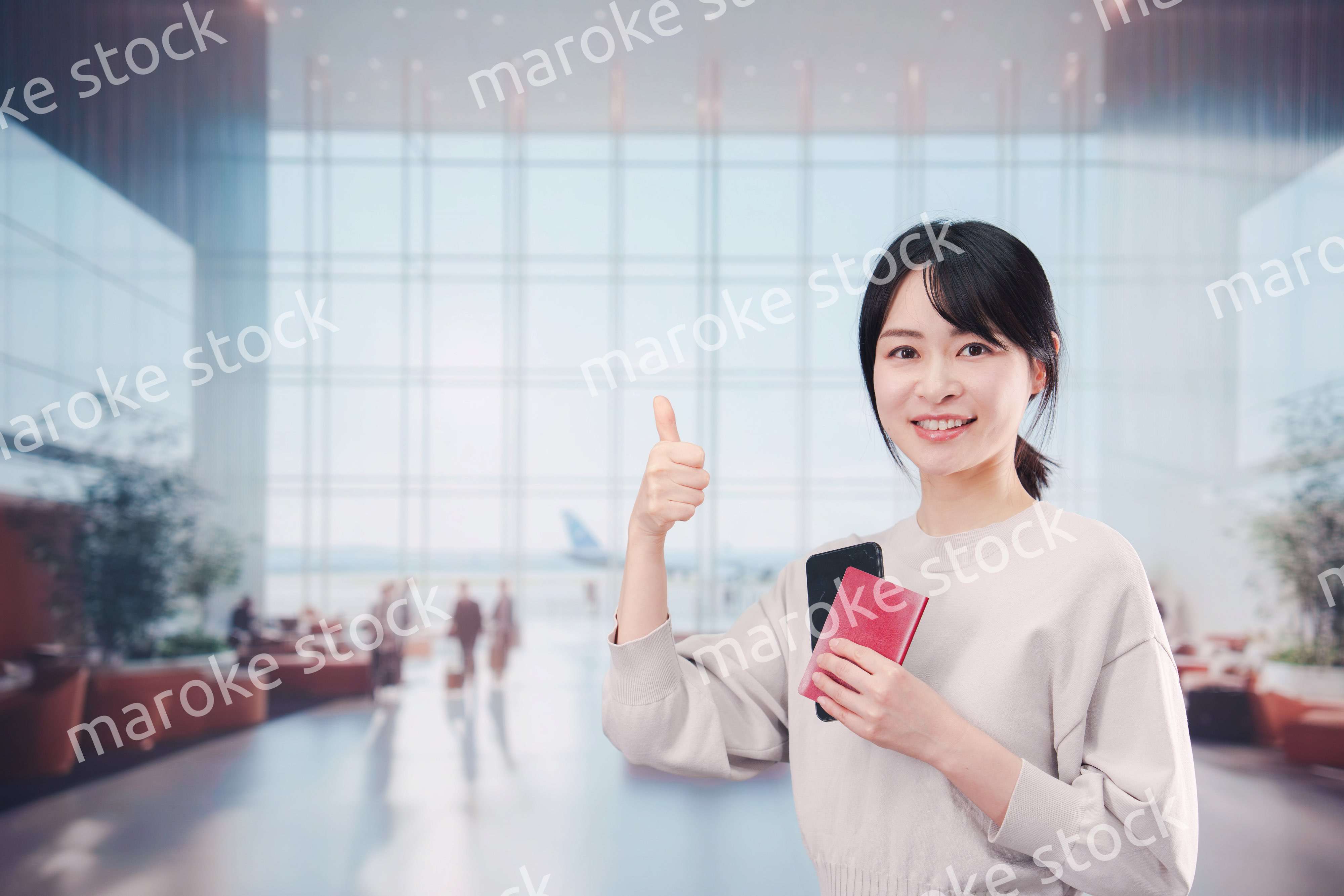 海外旅行に出発する若い女性