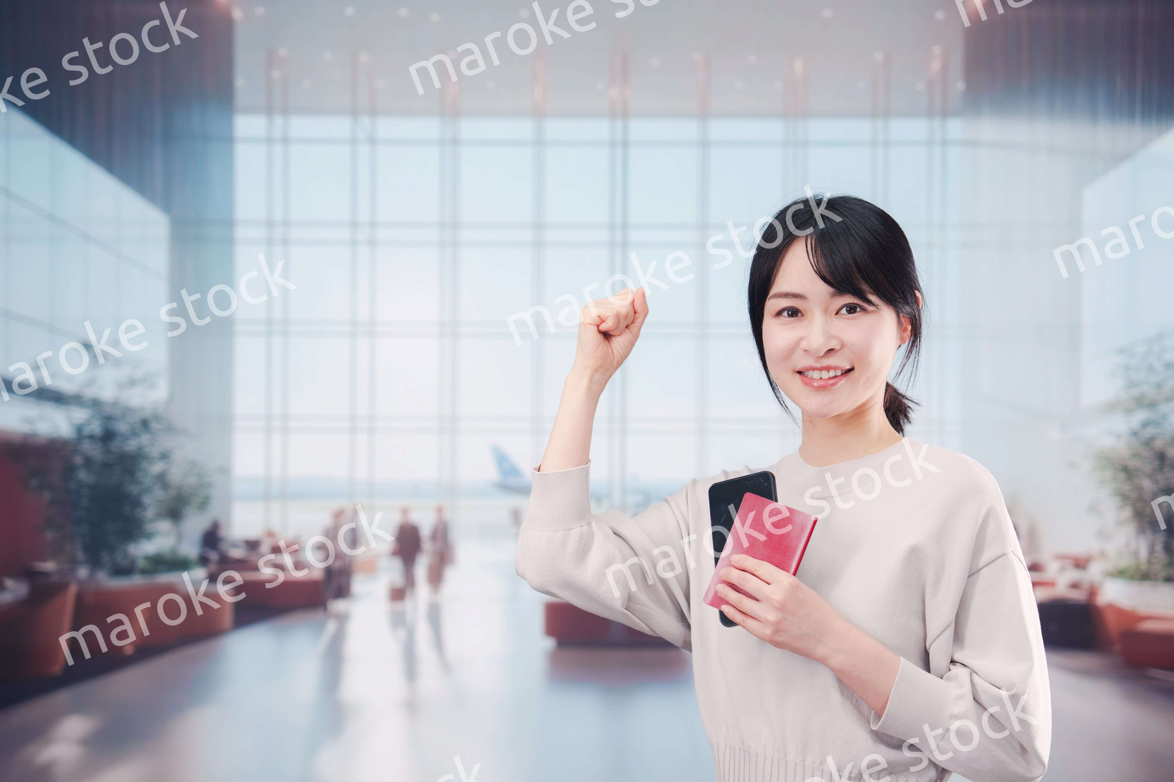 海外旅行に出発する若い女性