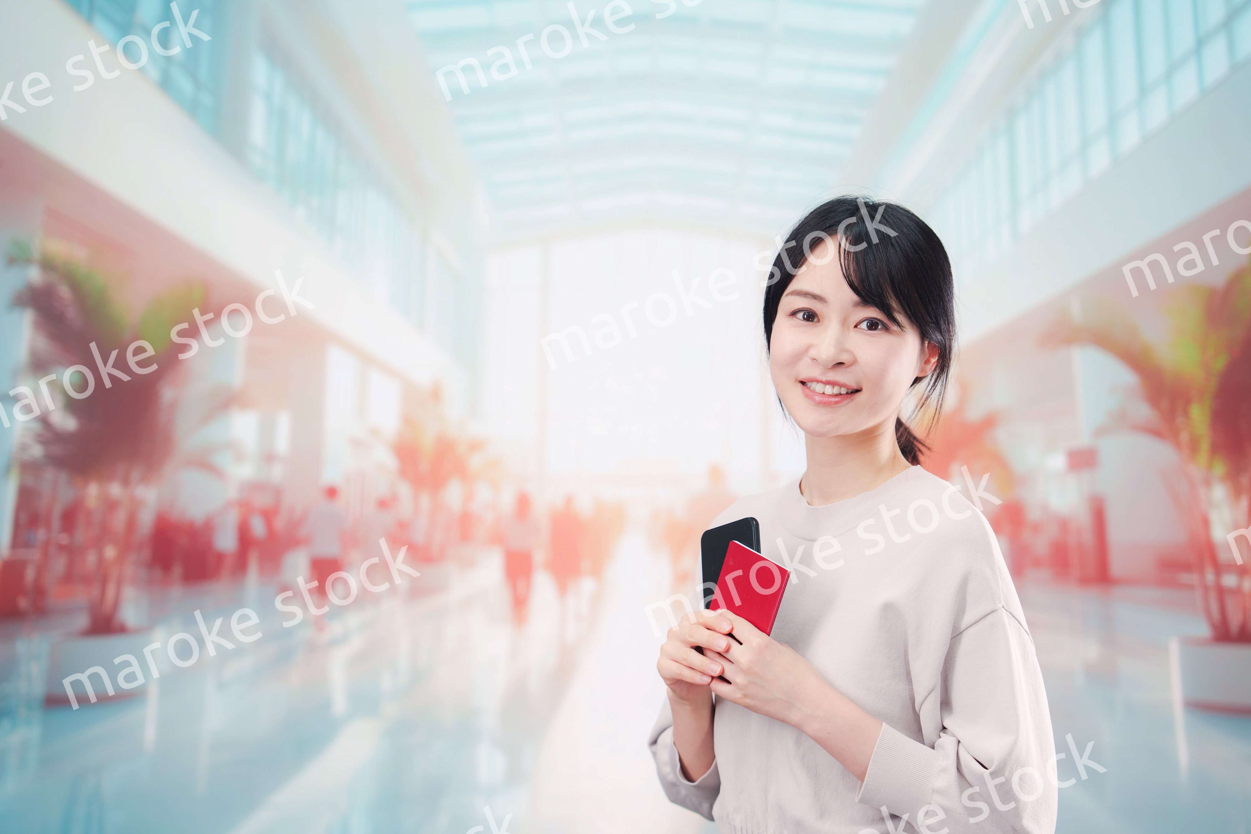 海外旅行に出発する若い女性