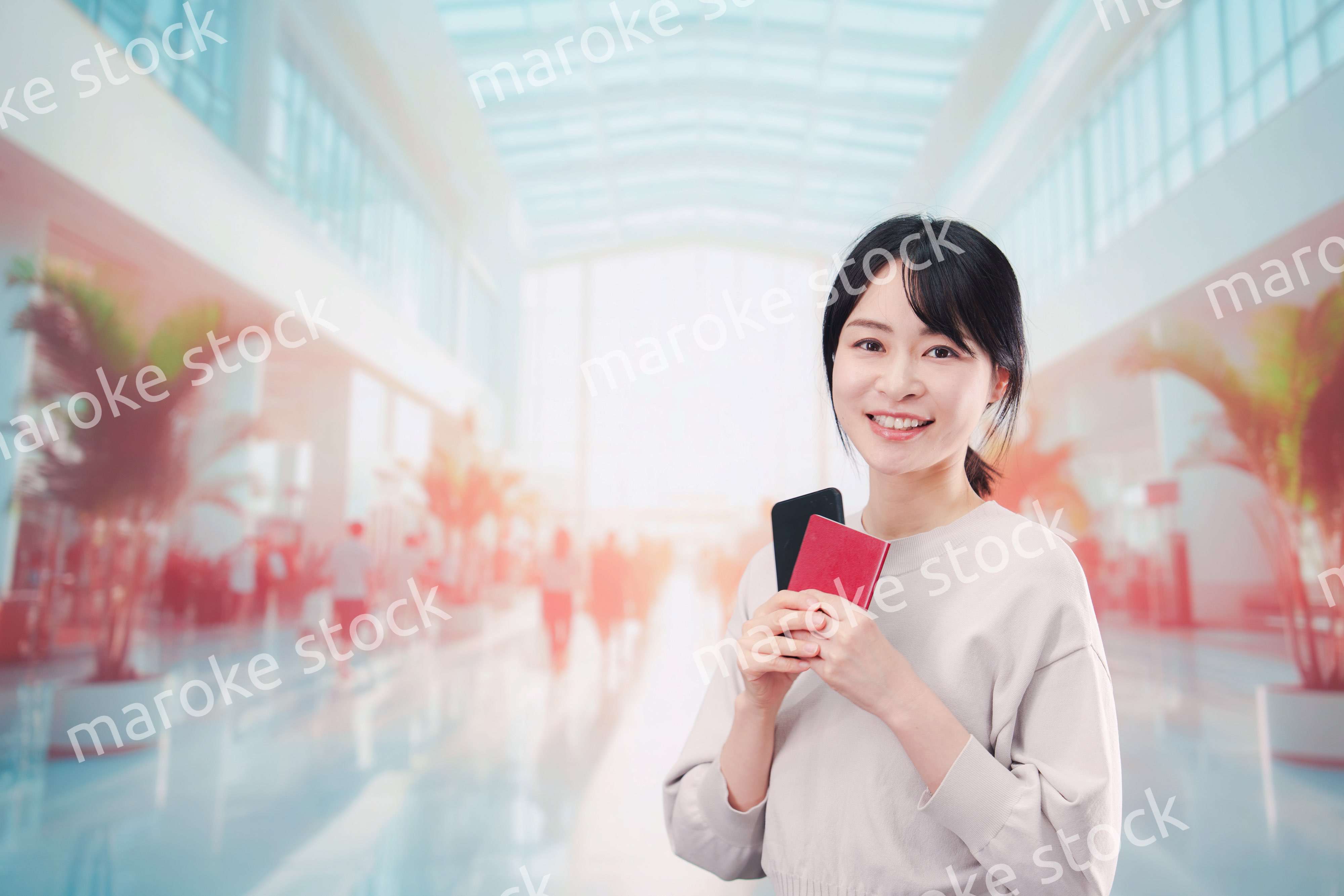 海外旅行に出発する若い女性