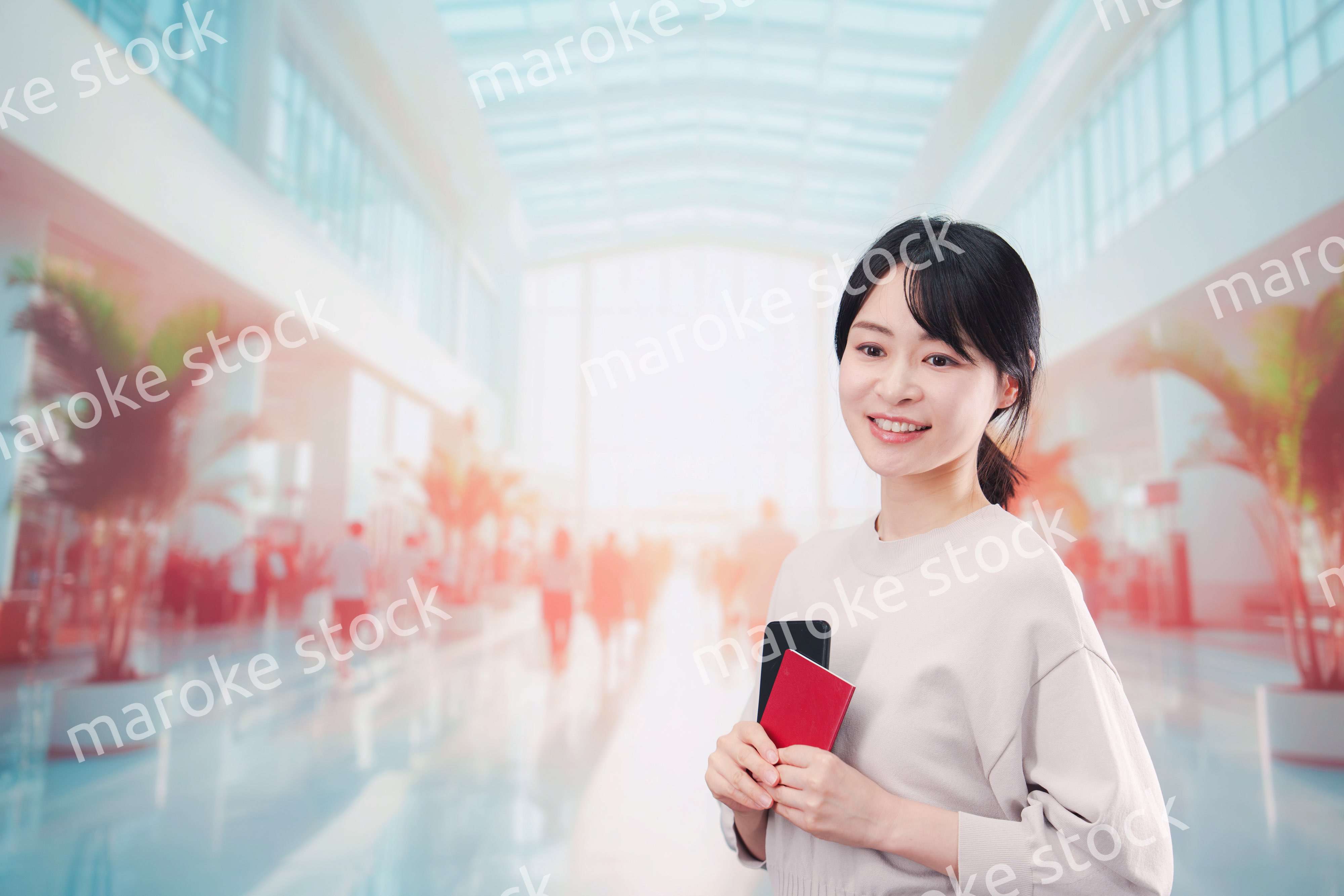 海外旅行に出発する若い女性