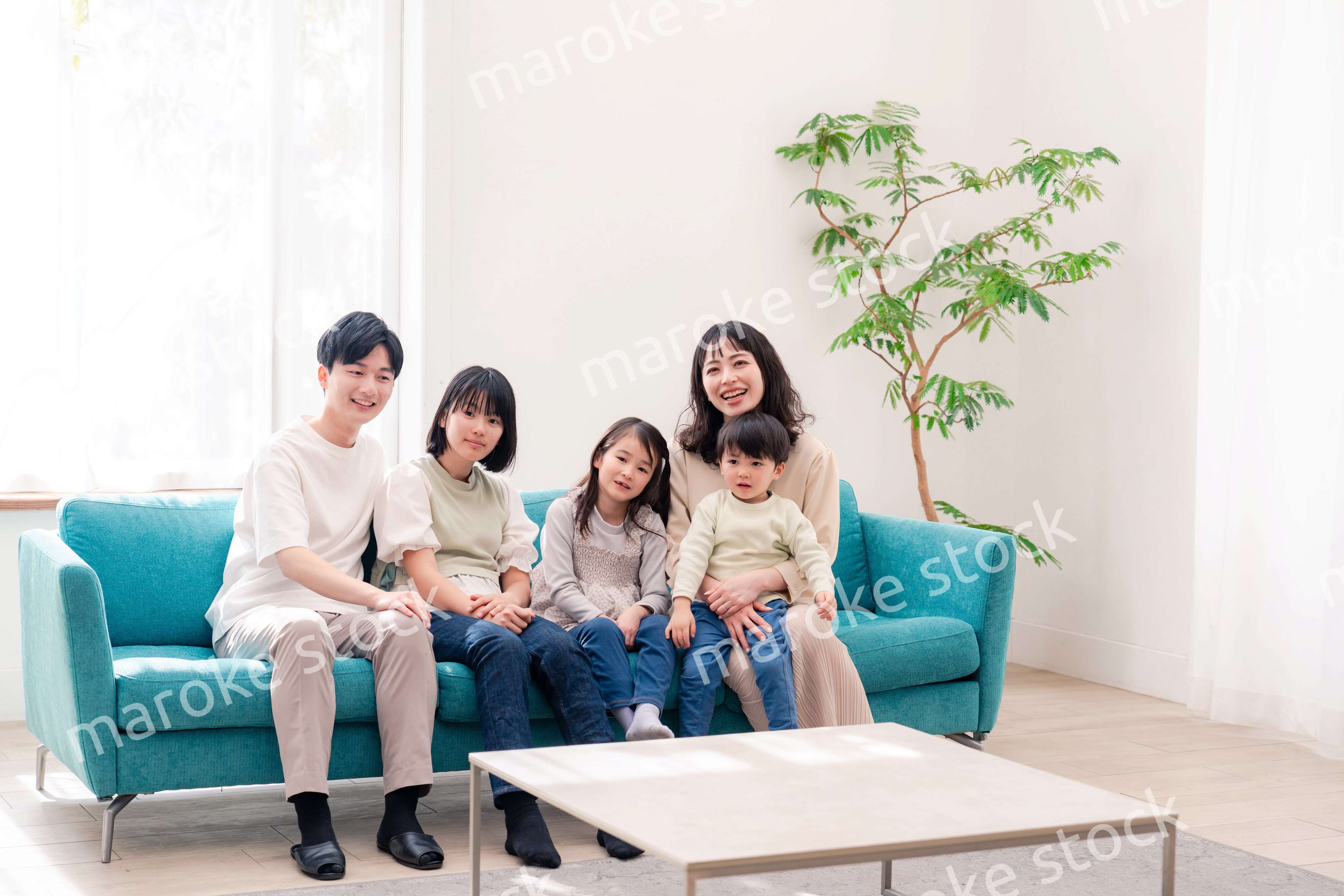 リビングでリラックスをするファミリー