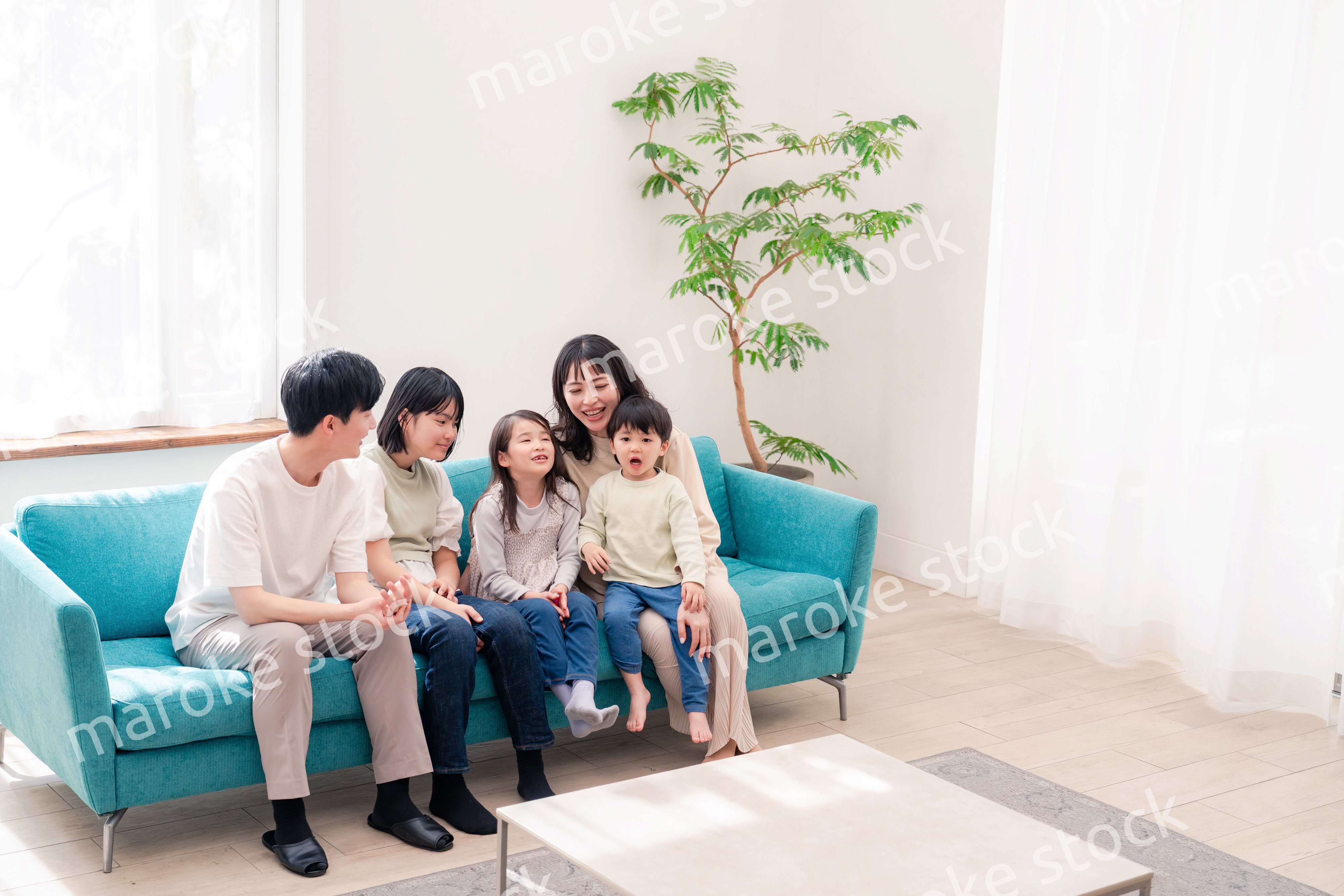 リビングでリラックスをするファミリー