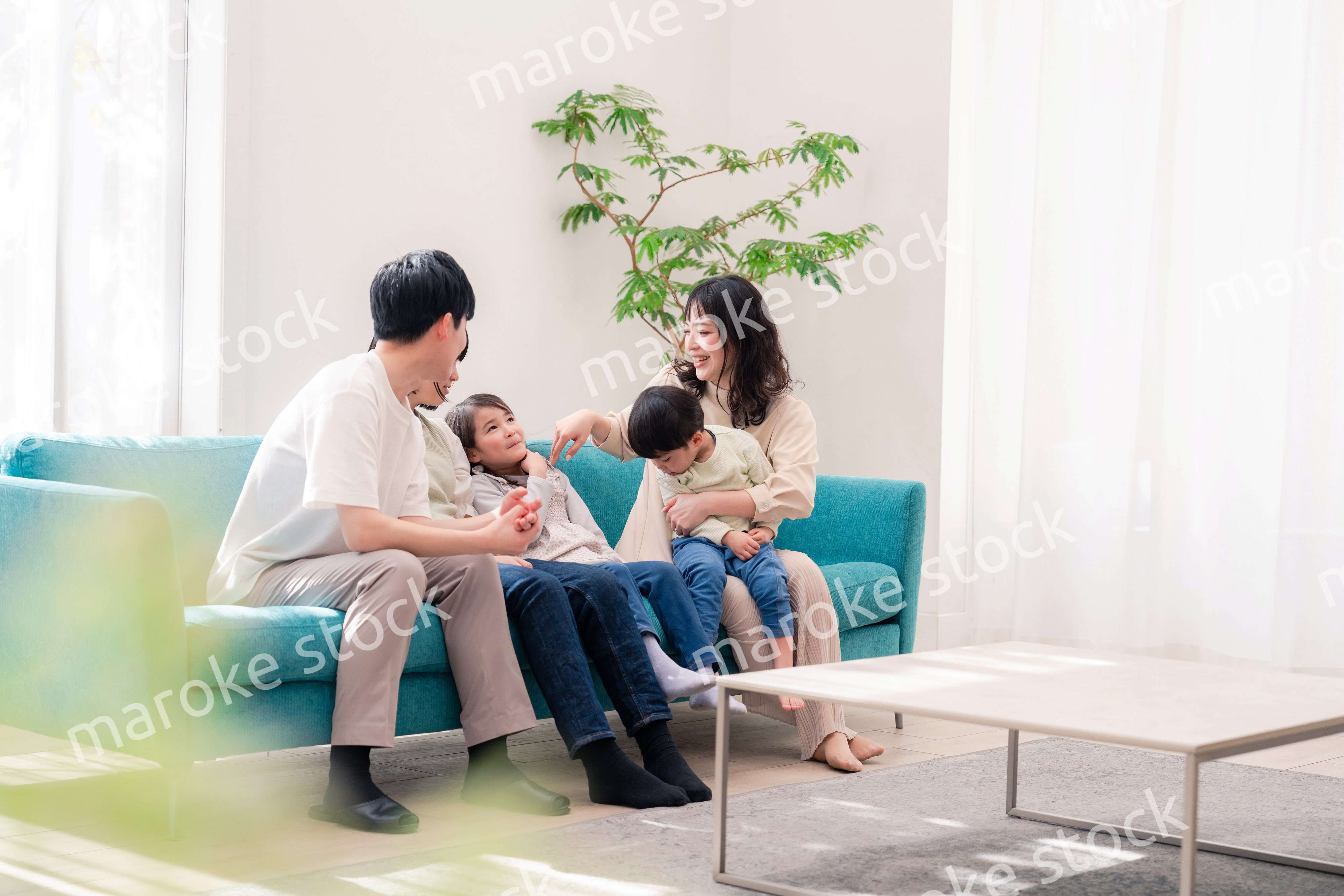 リビングでリラックスをするファミリー