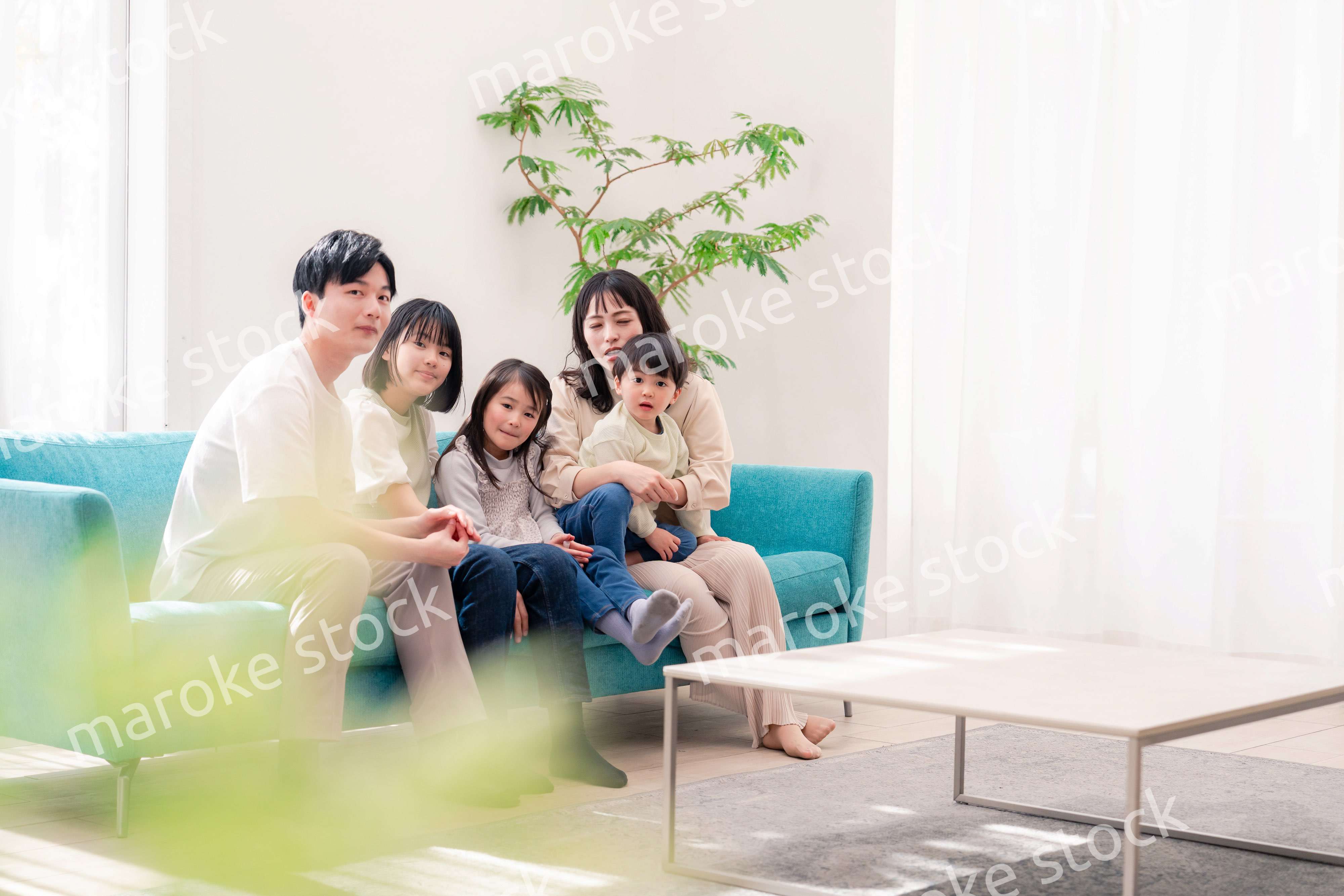 リビングでリラックスをするファミリー