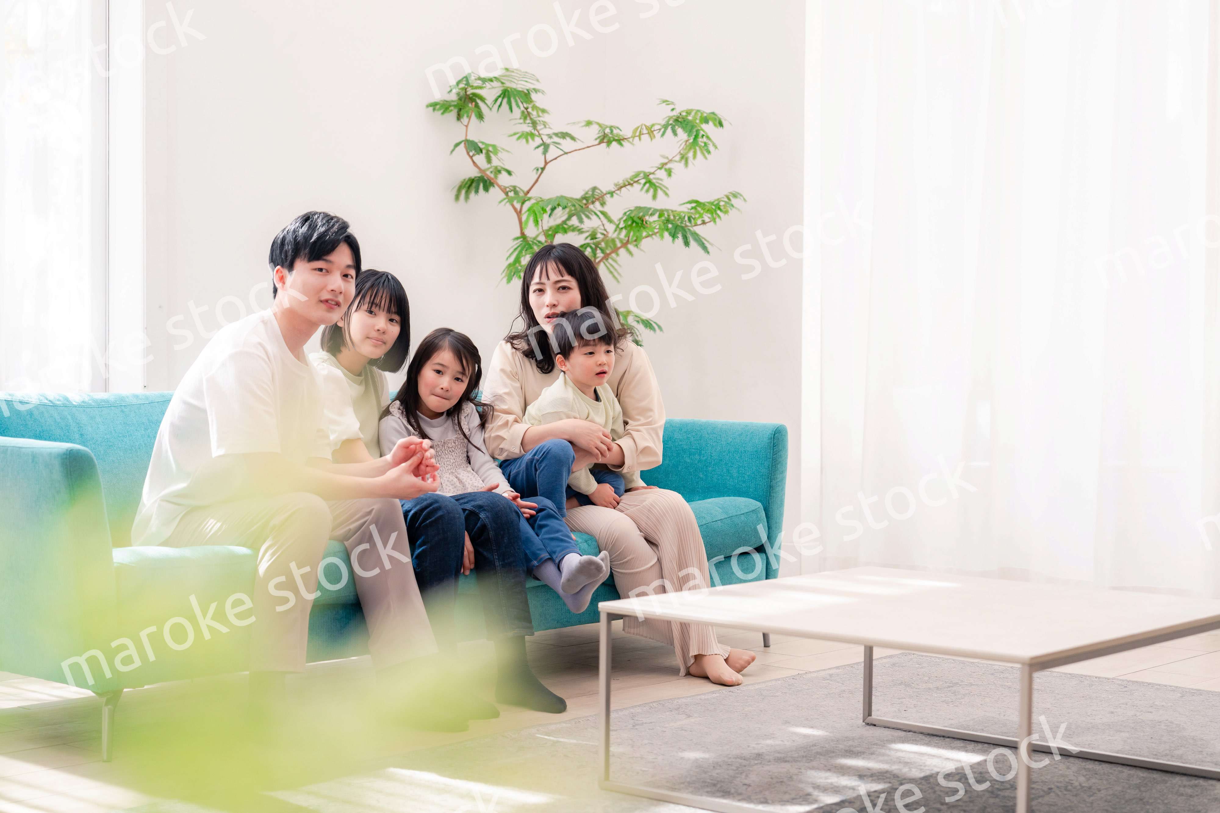 リビングでリラックスをするファミリー