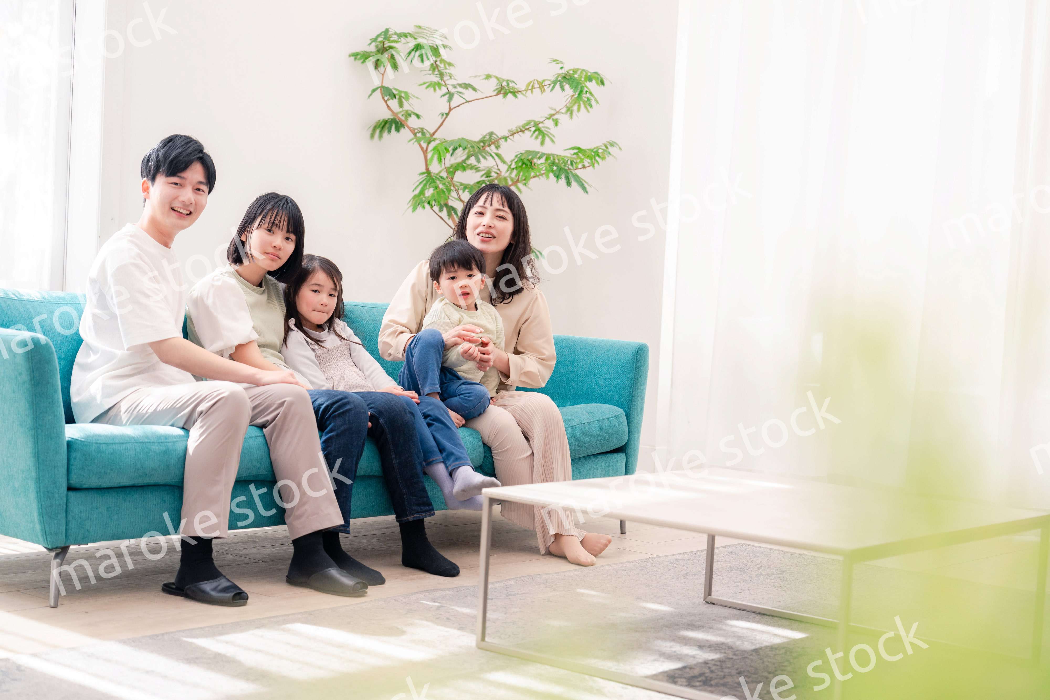 リビングでリラックスをするファミリー