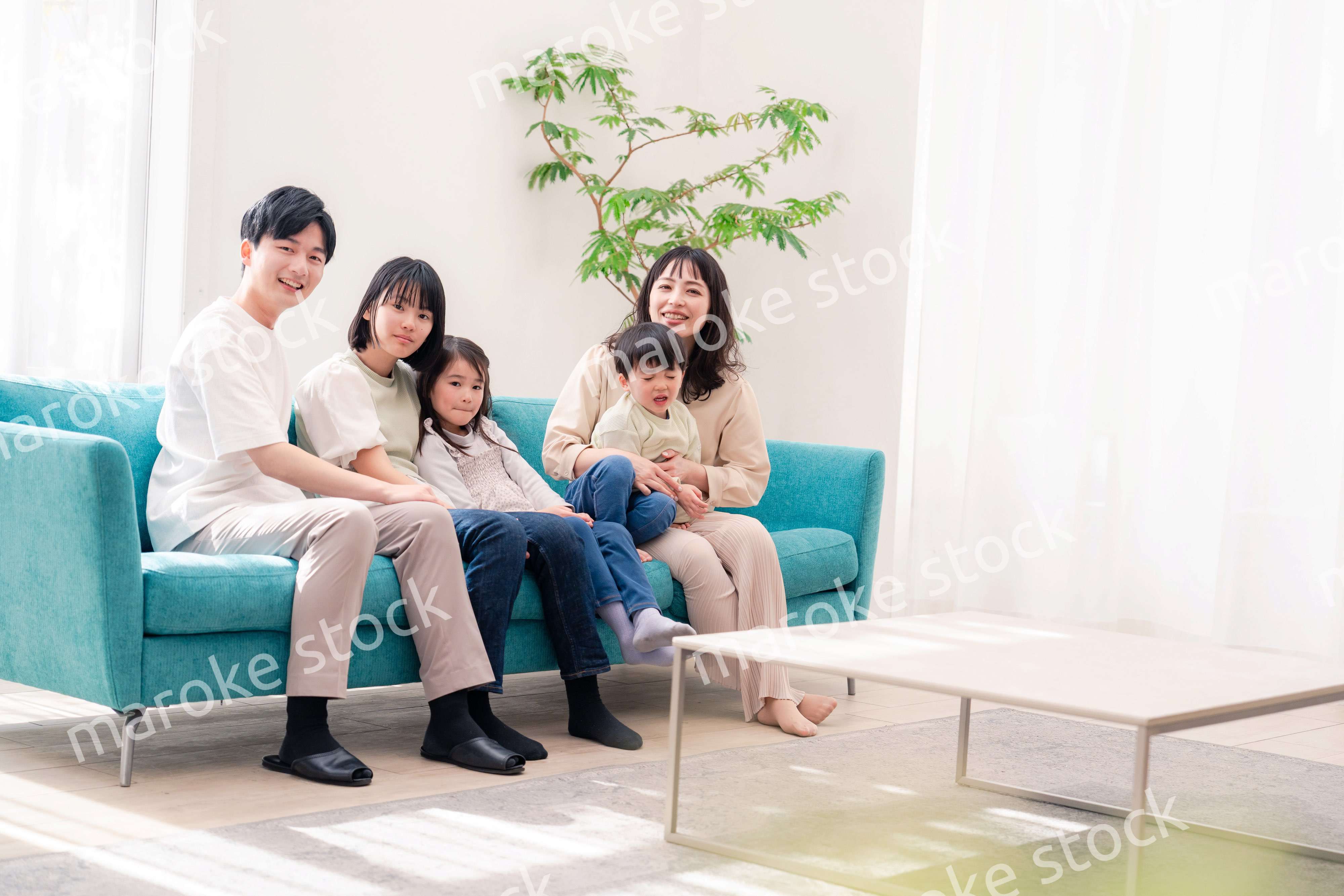 リビングでリラックスをするファミリー