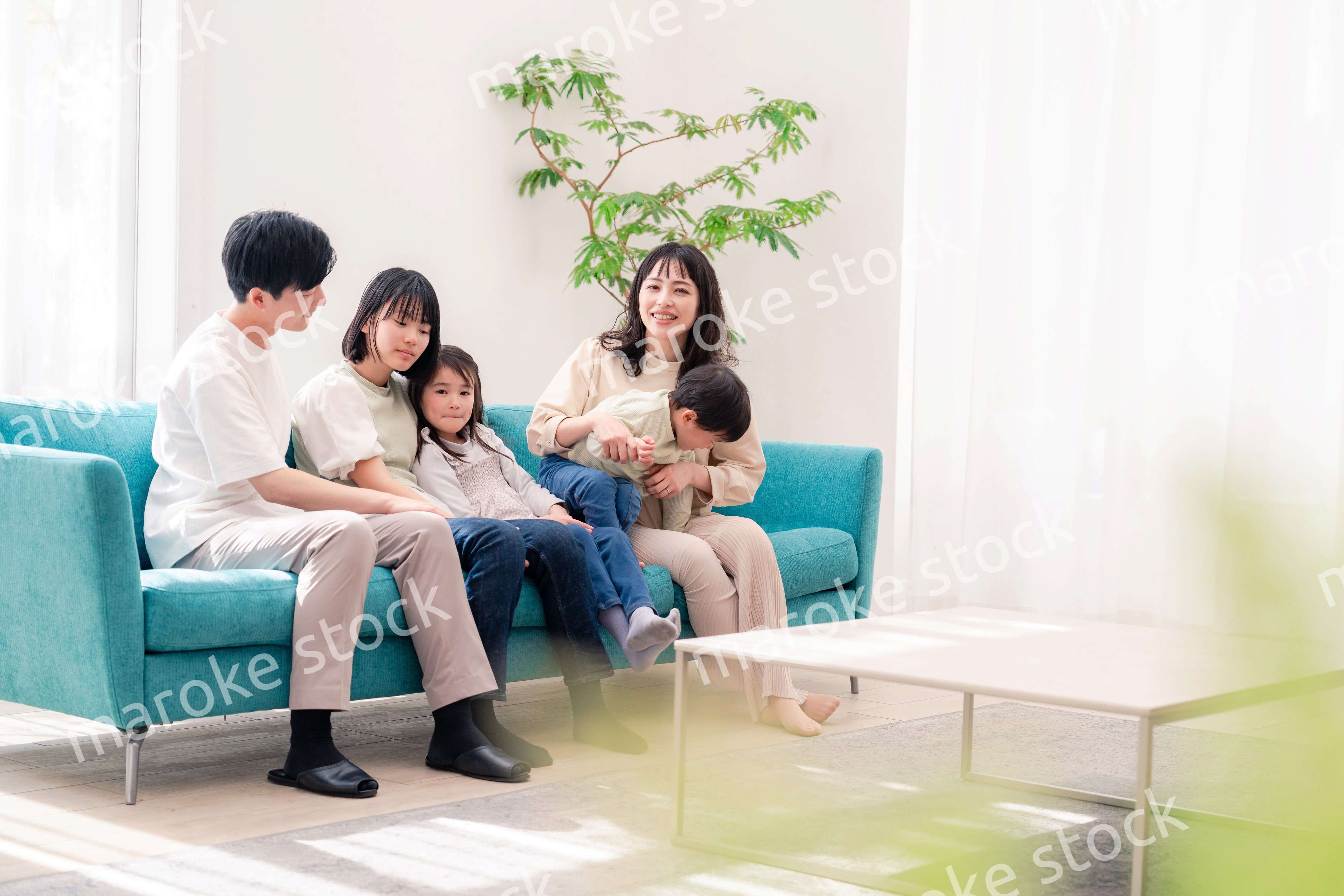 リビングでリラックスをするファミリー