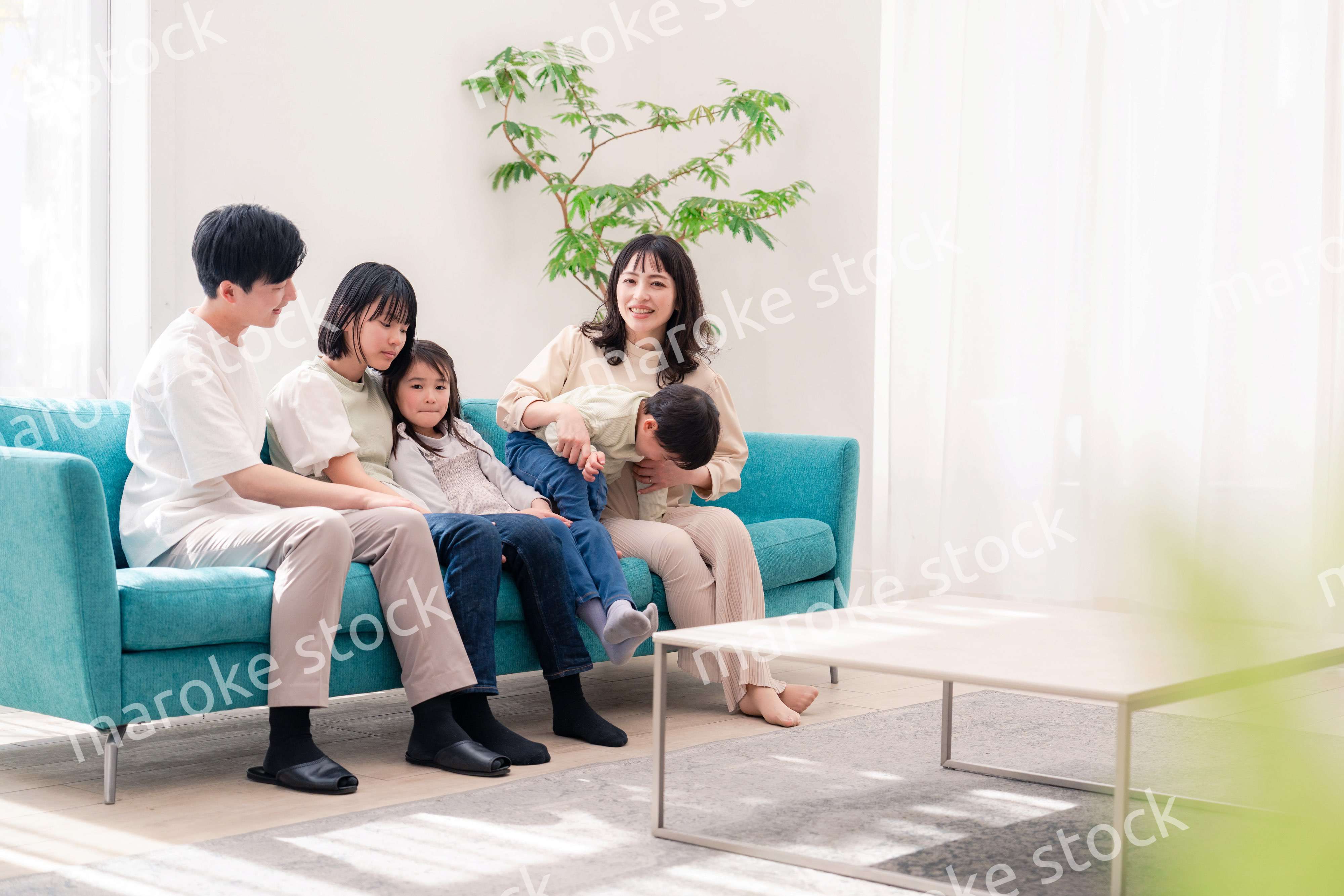 リビングでリラックスをするファミリー