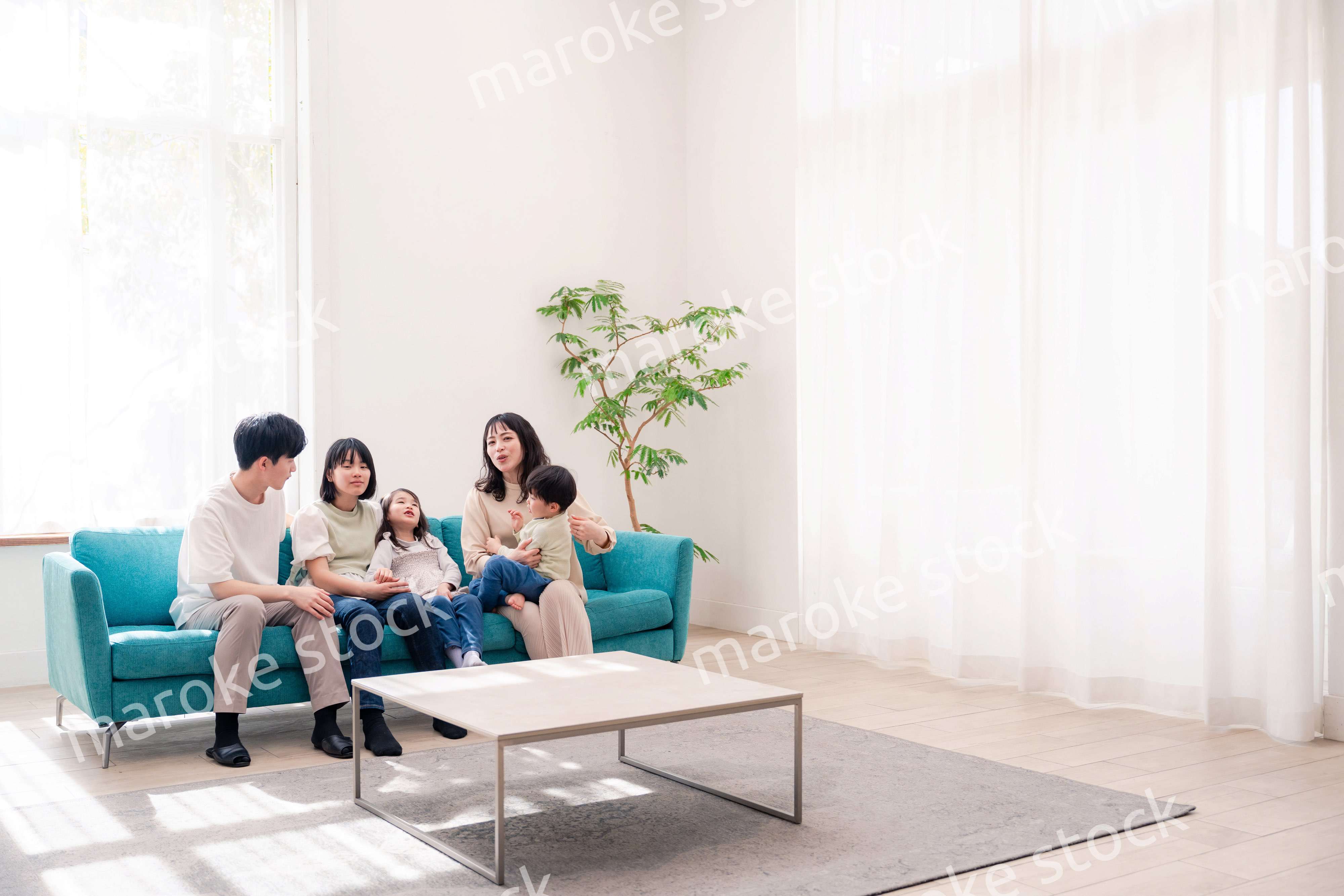 リビングでリラックスをするファミリー