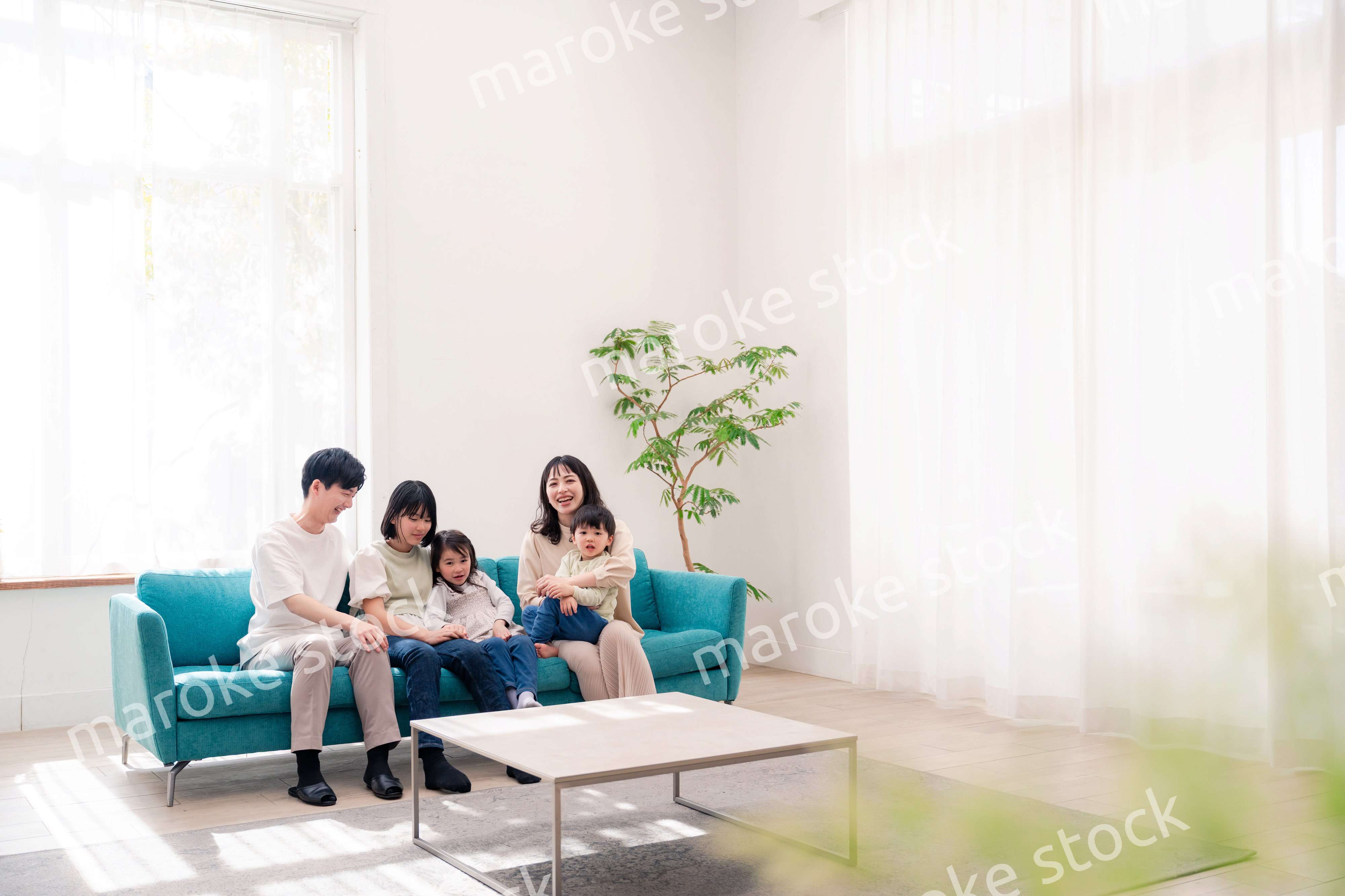 リビングでリラックスをするファミリー