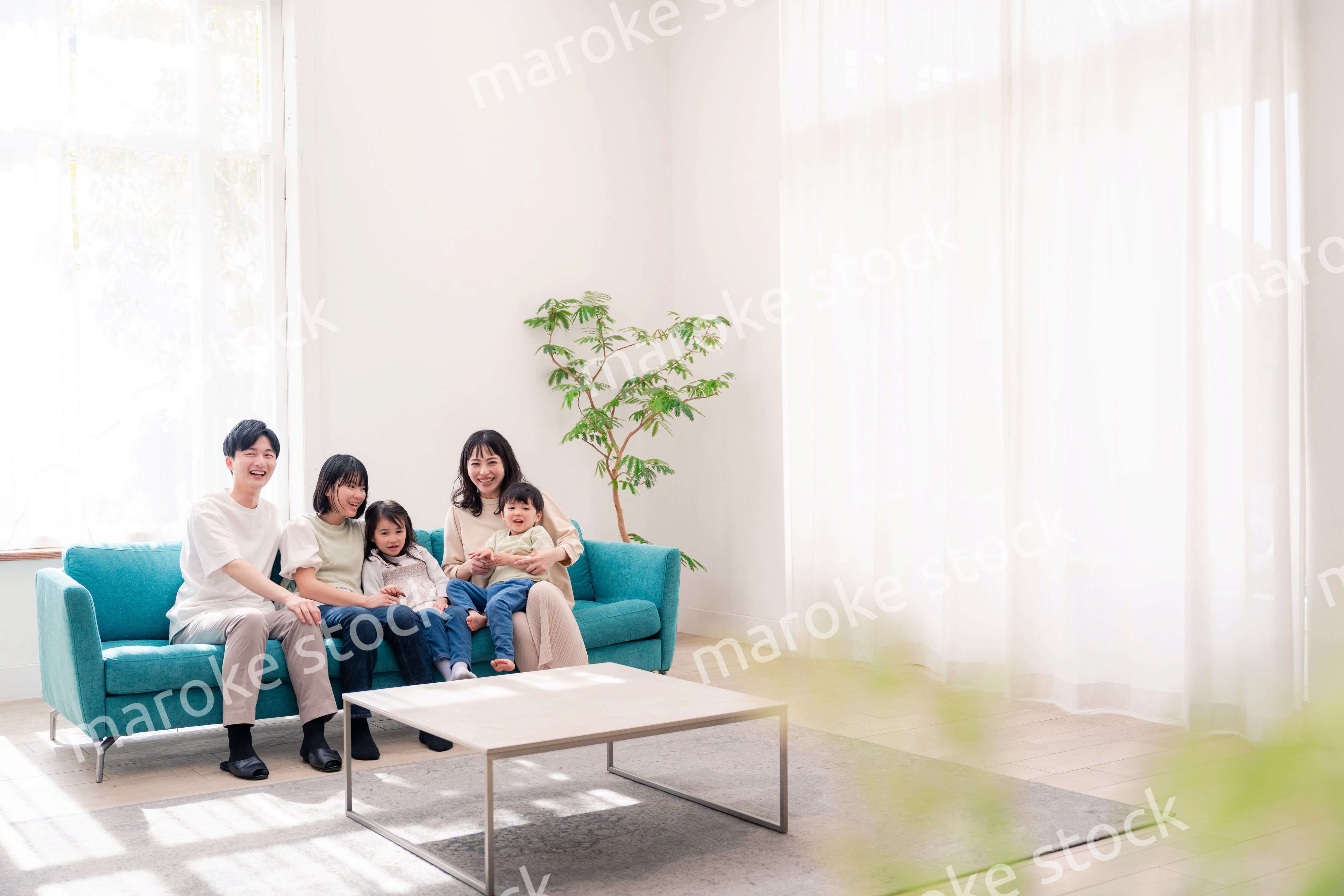 リビングでリラックスをするファミリー