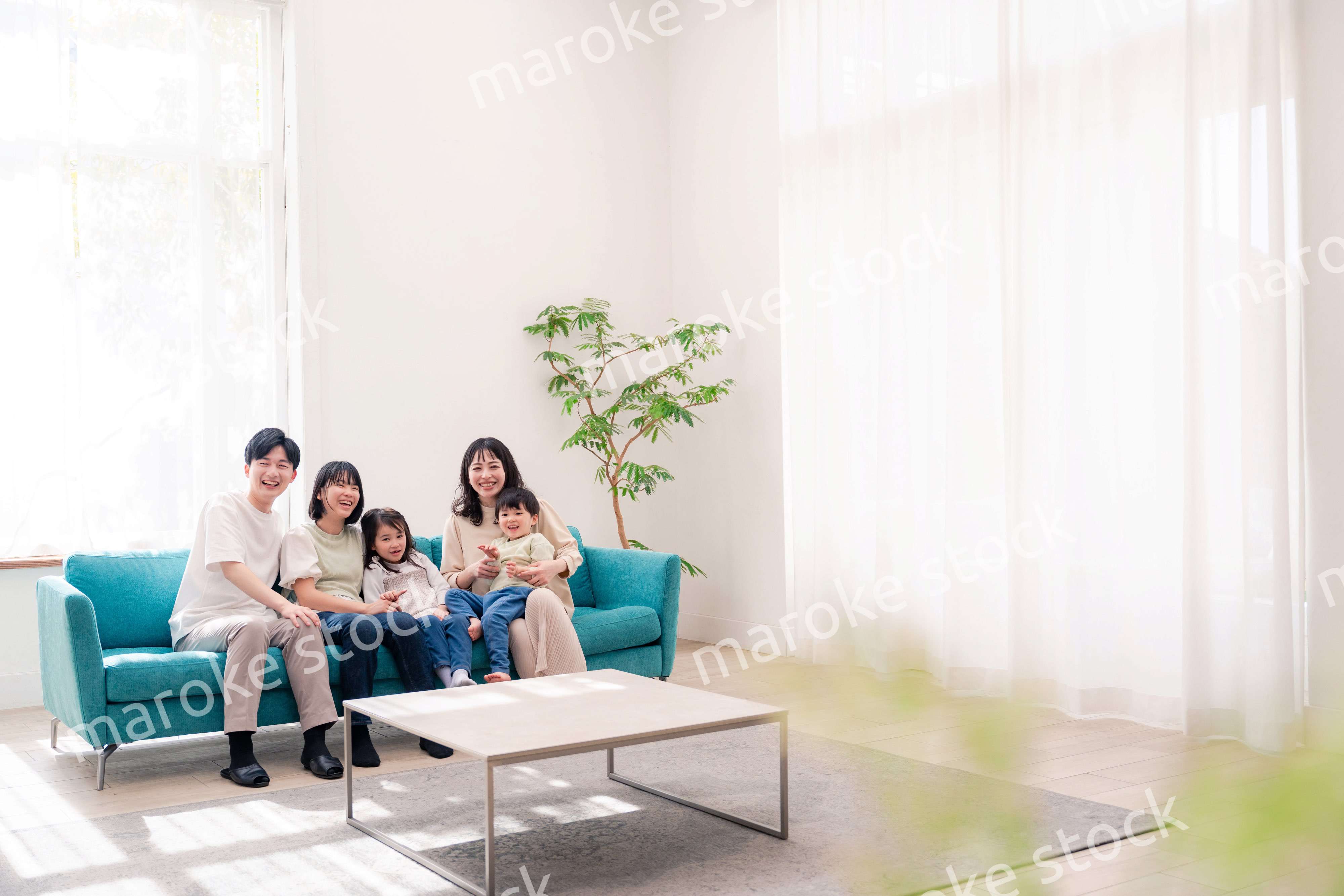 リビングでリラックスをするファミリー