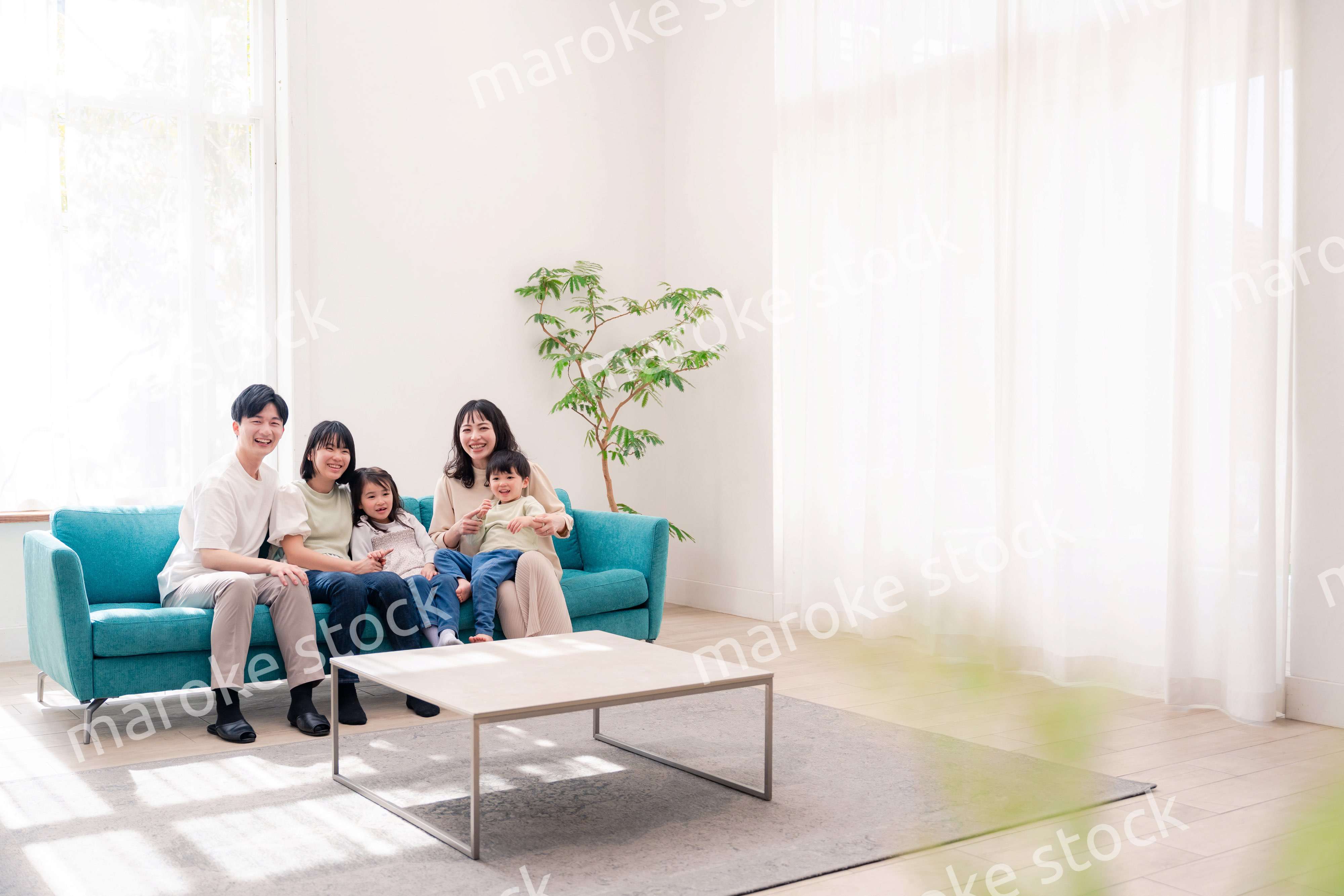 リビングでリラックスをするファミリー