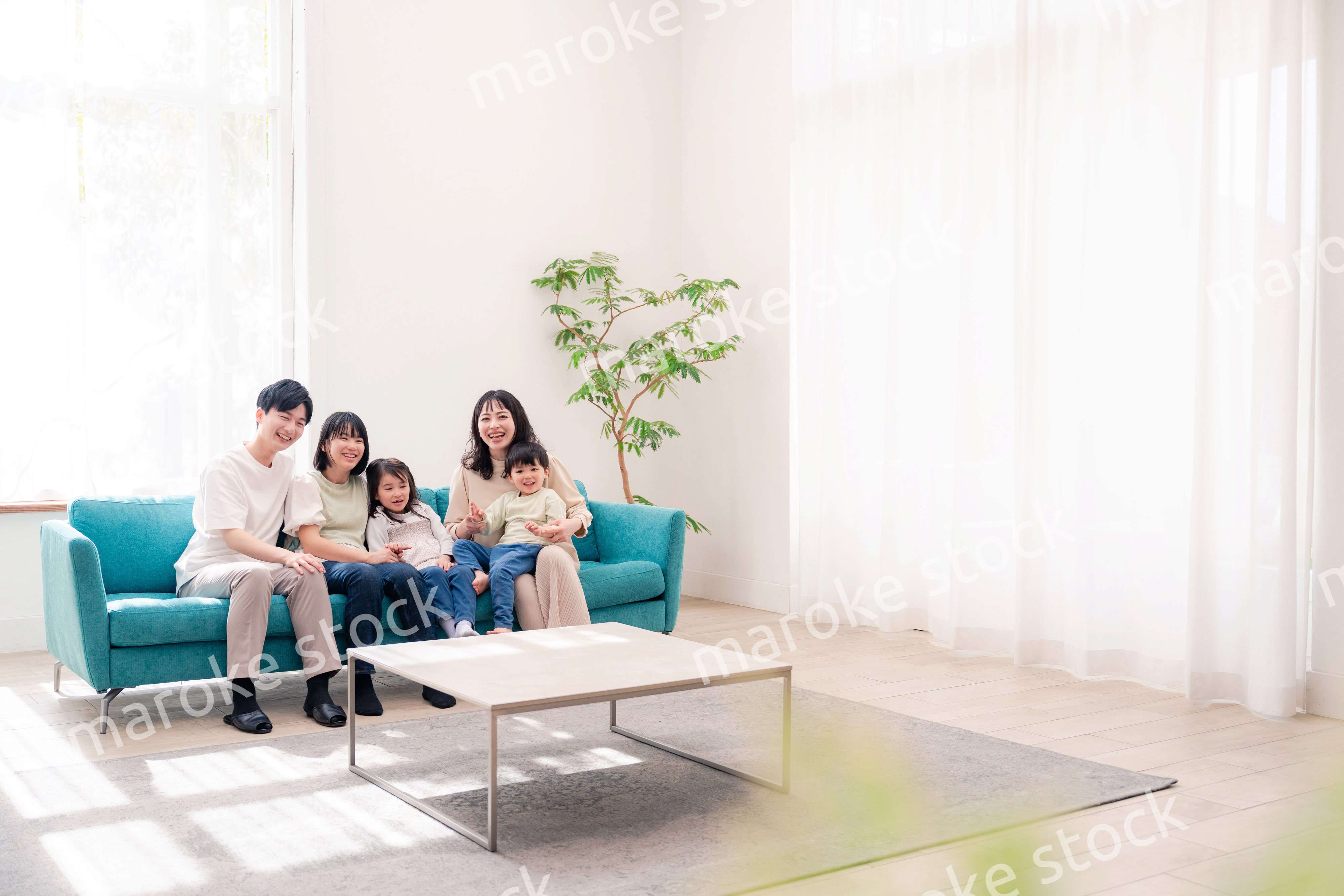 リビングでリラックスをするファミリー