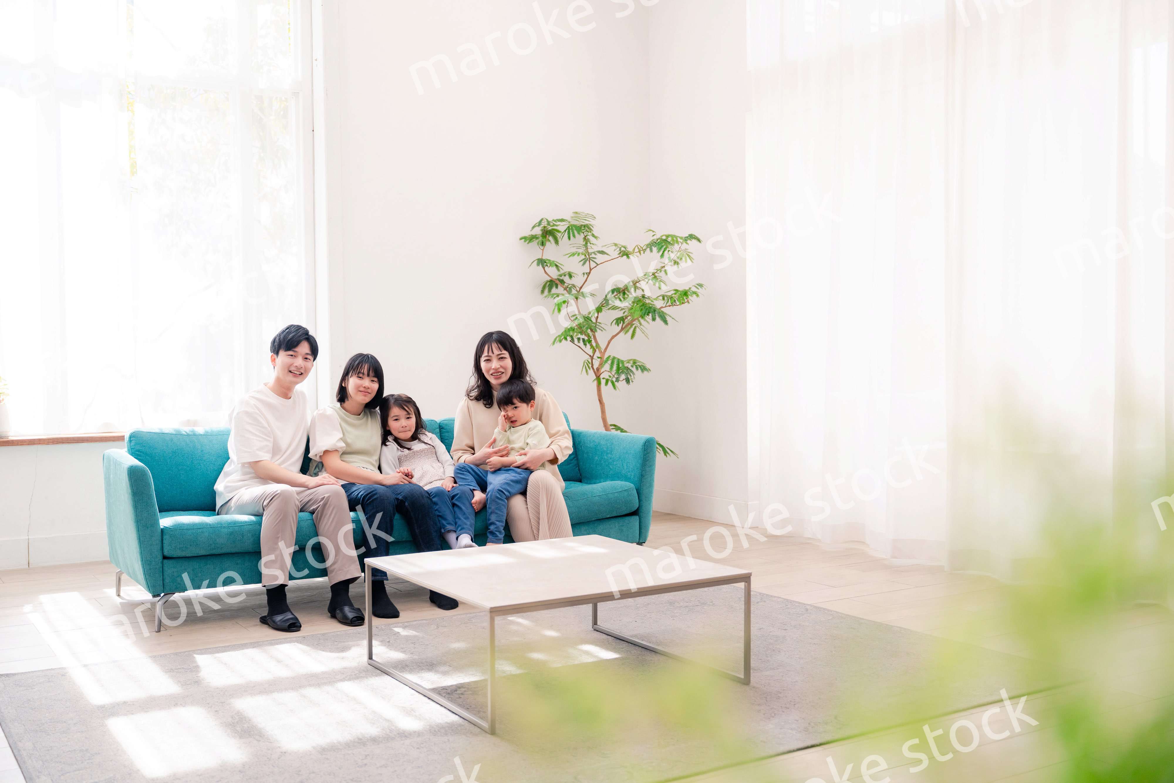 リビングでリラックスをするファミリー