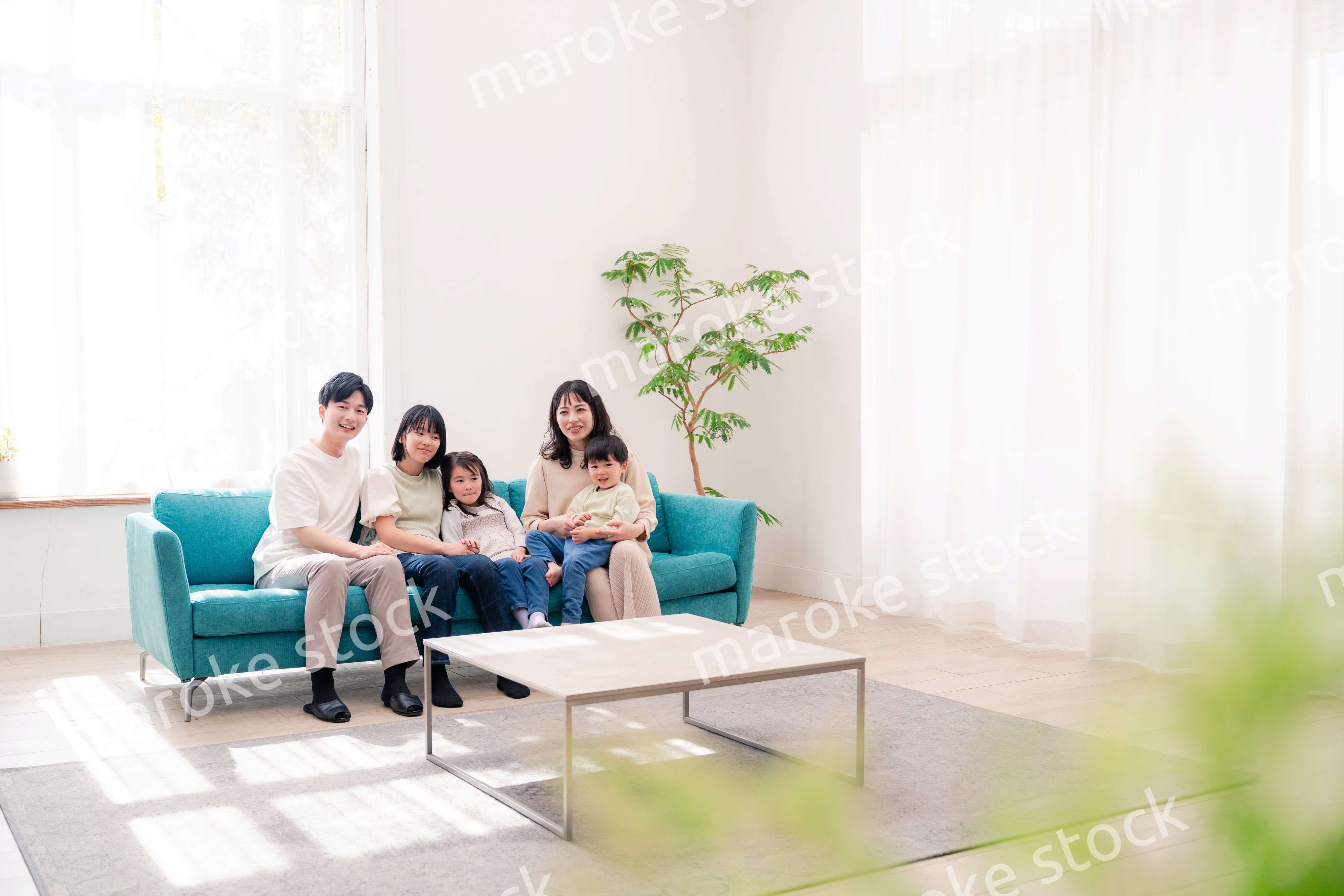 リビングでリラックスをするファミリー