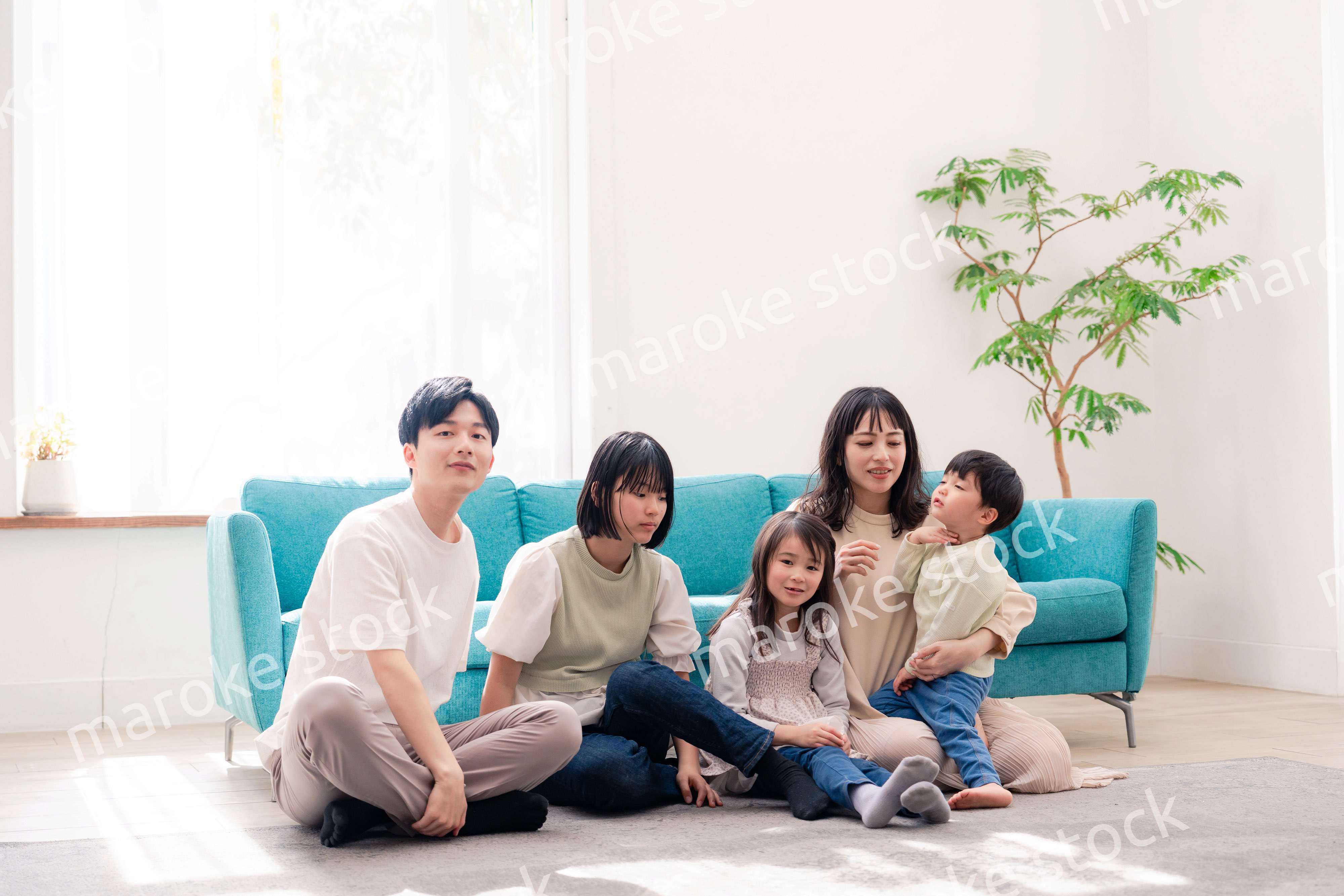 リビングでリラックスをするファミリー