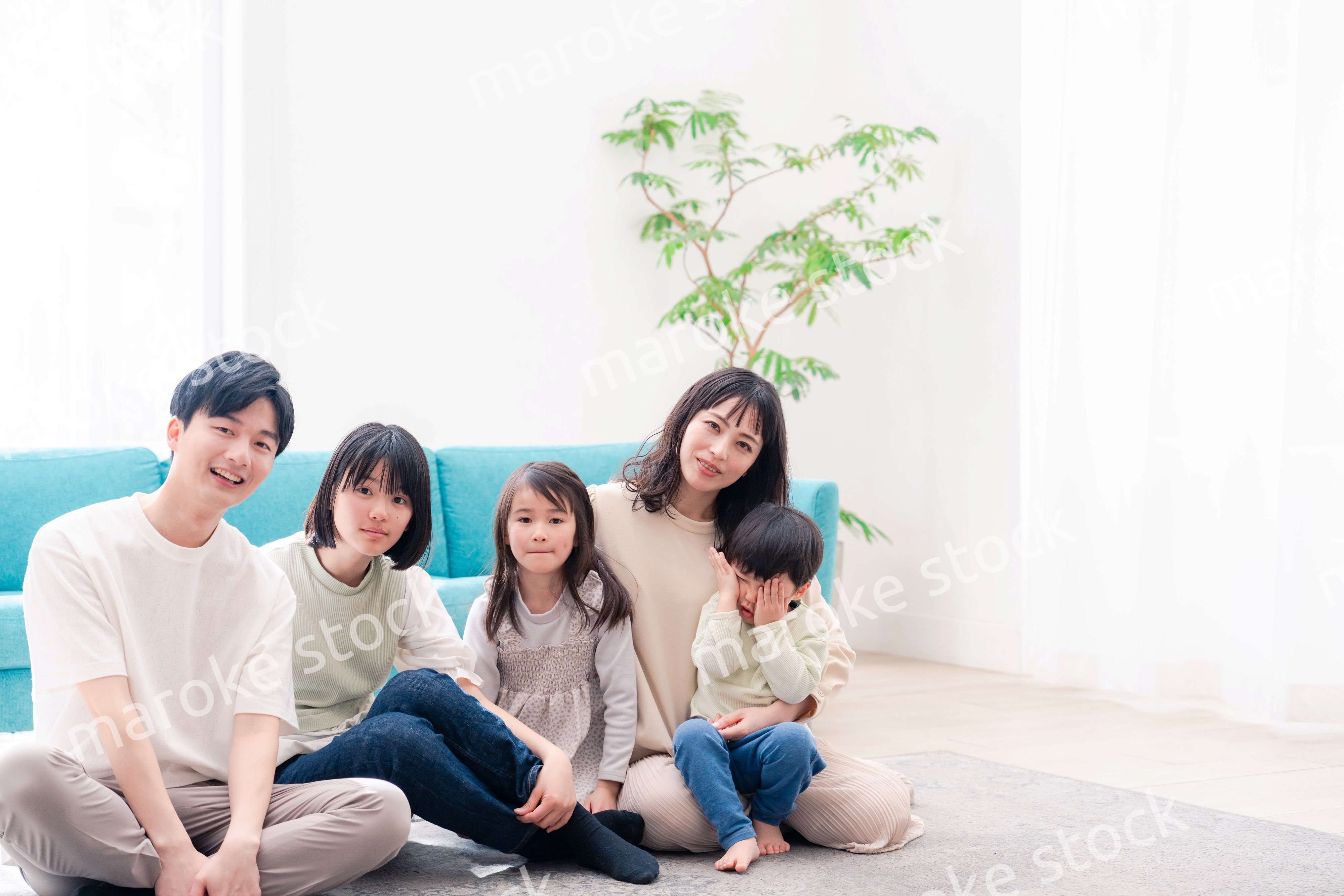 リビングでリラックスをするファミリー