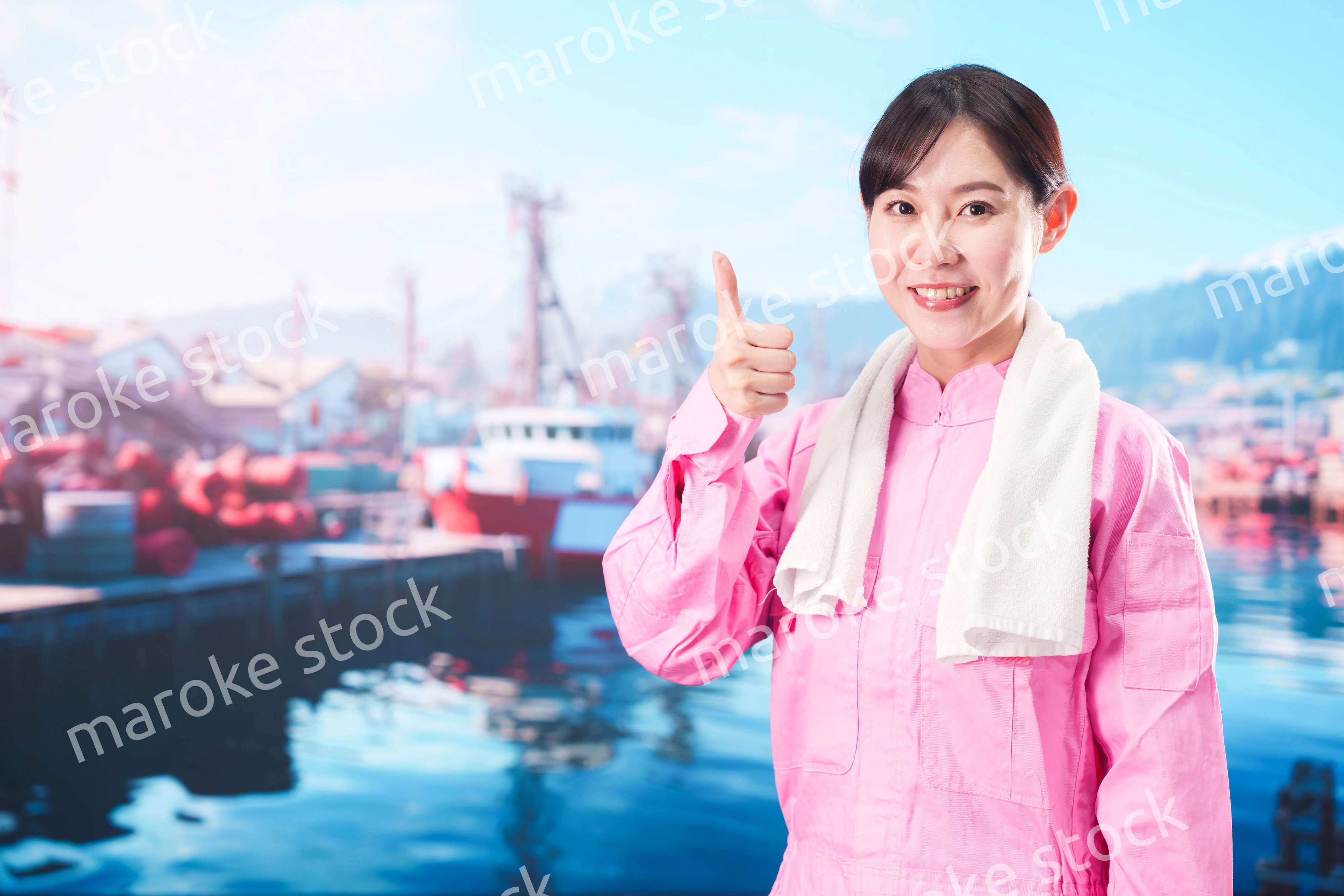 漁師として働く若い女性