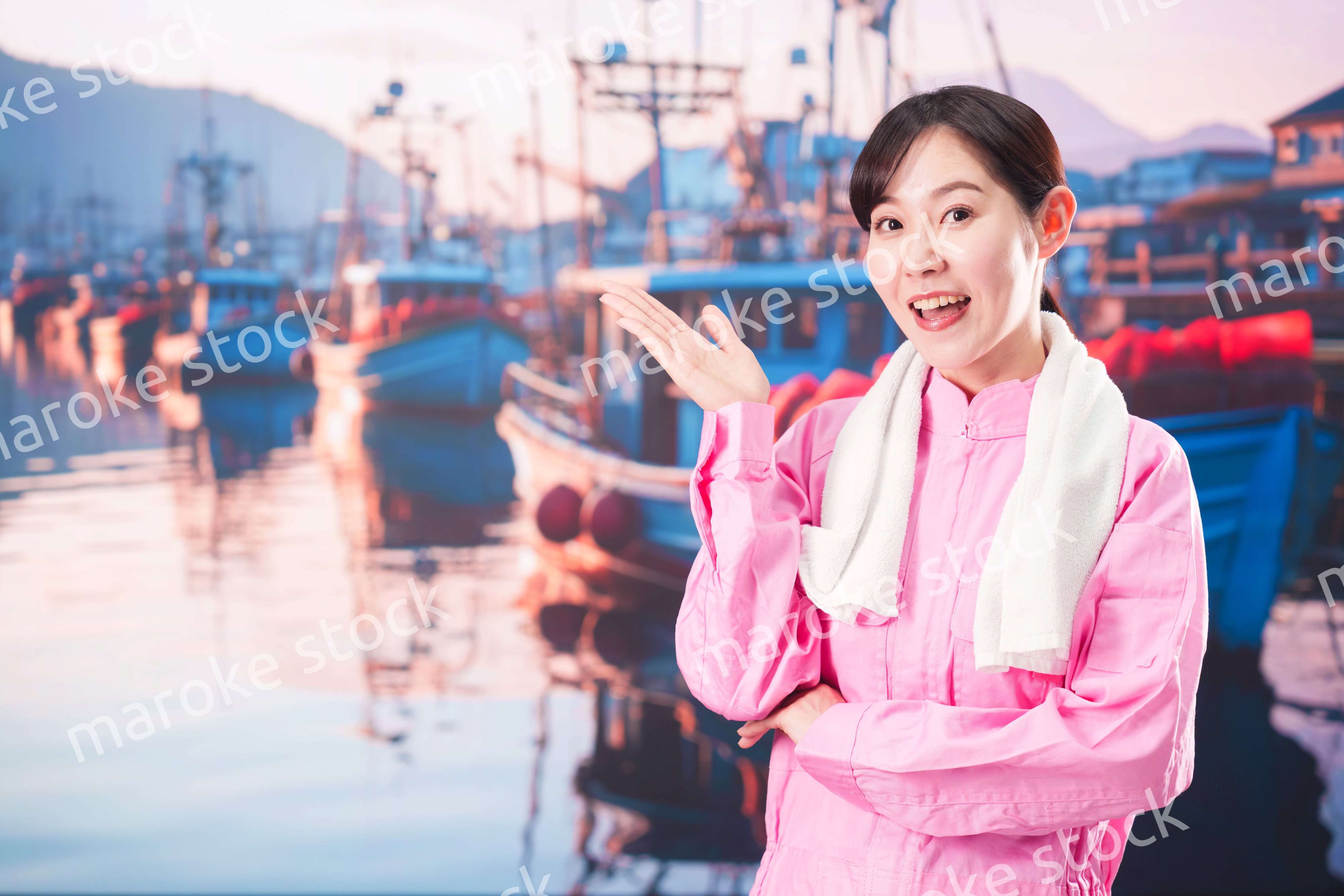 漁師として働く若い女性