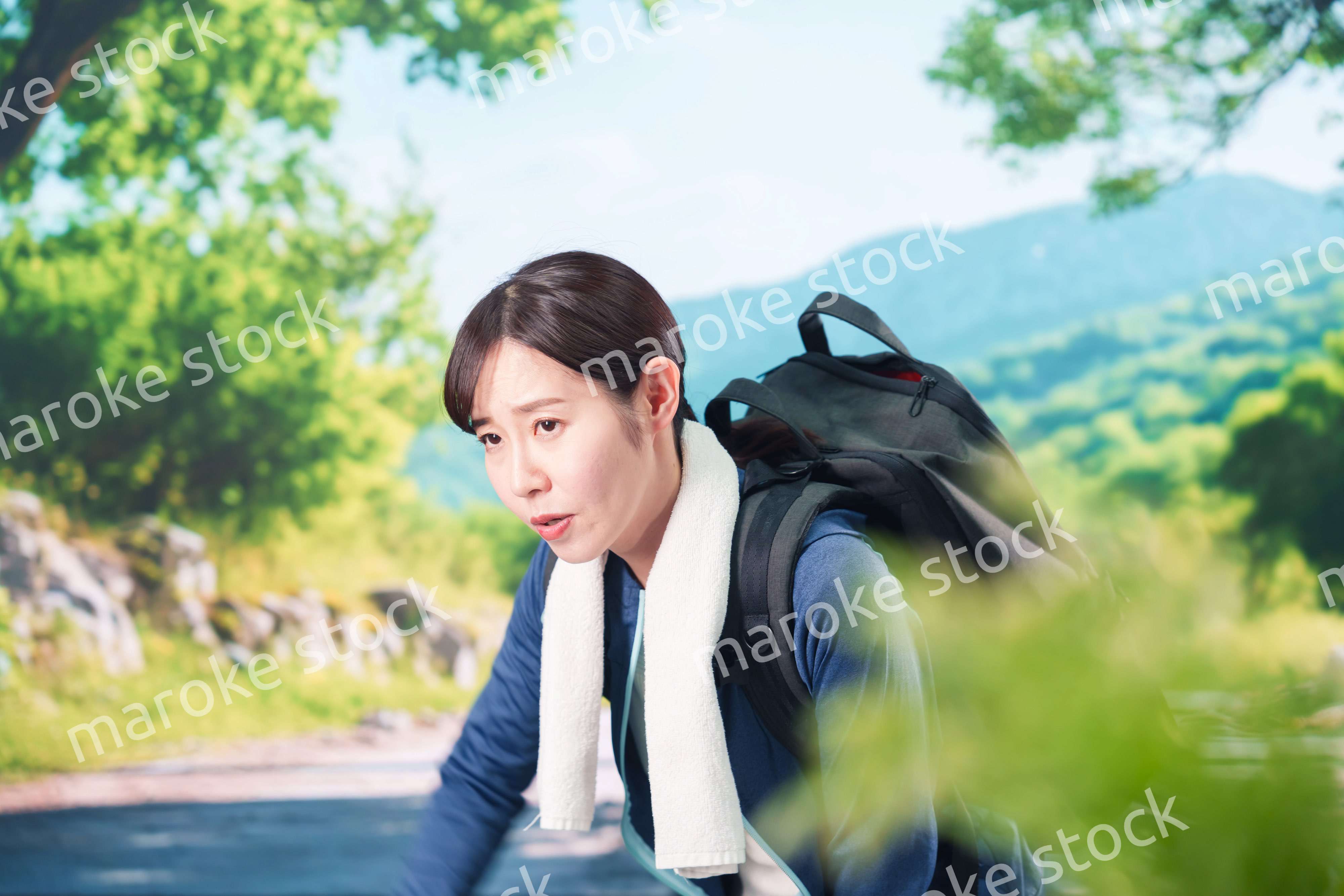 アウトドアでバテる若い女性