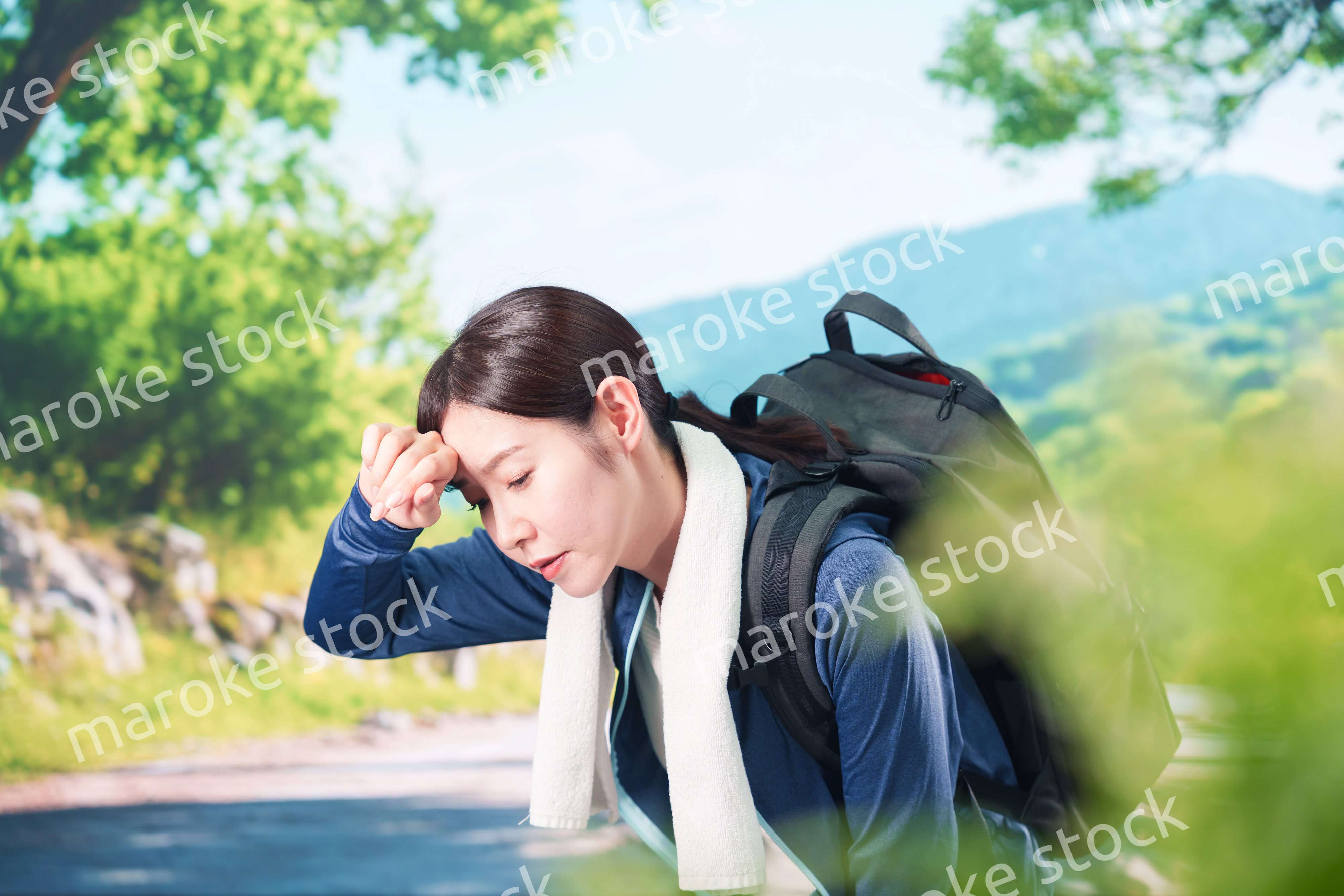 アウトドアでバテる若い女性