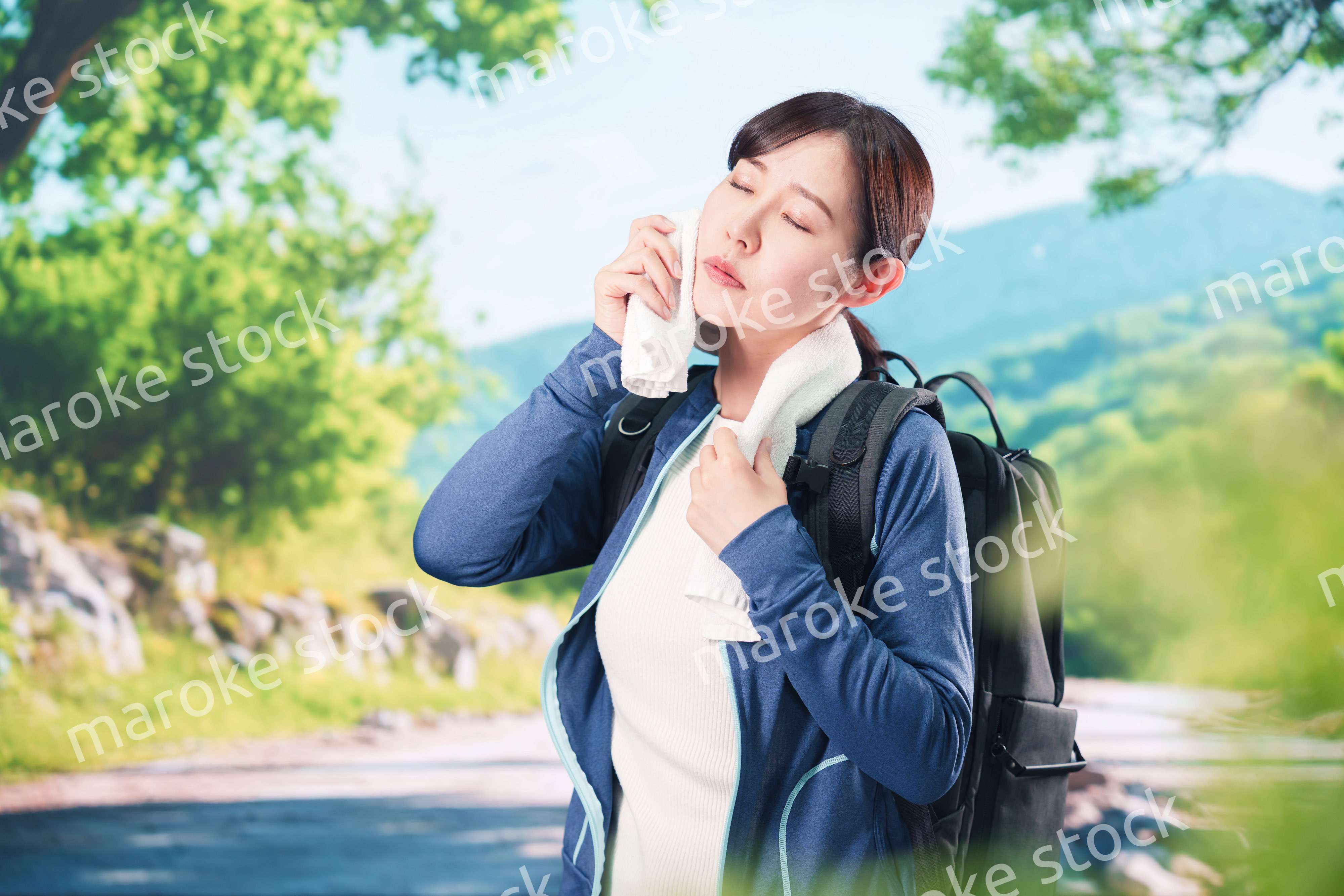 アウトドアでバテる若い女性