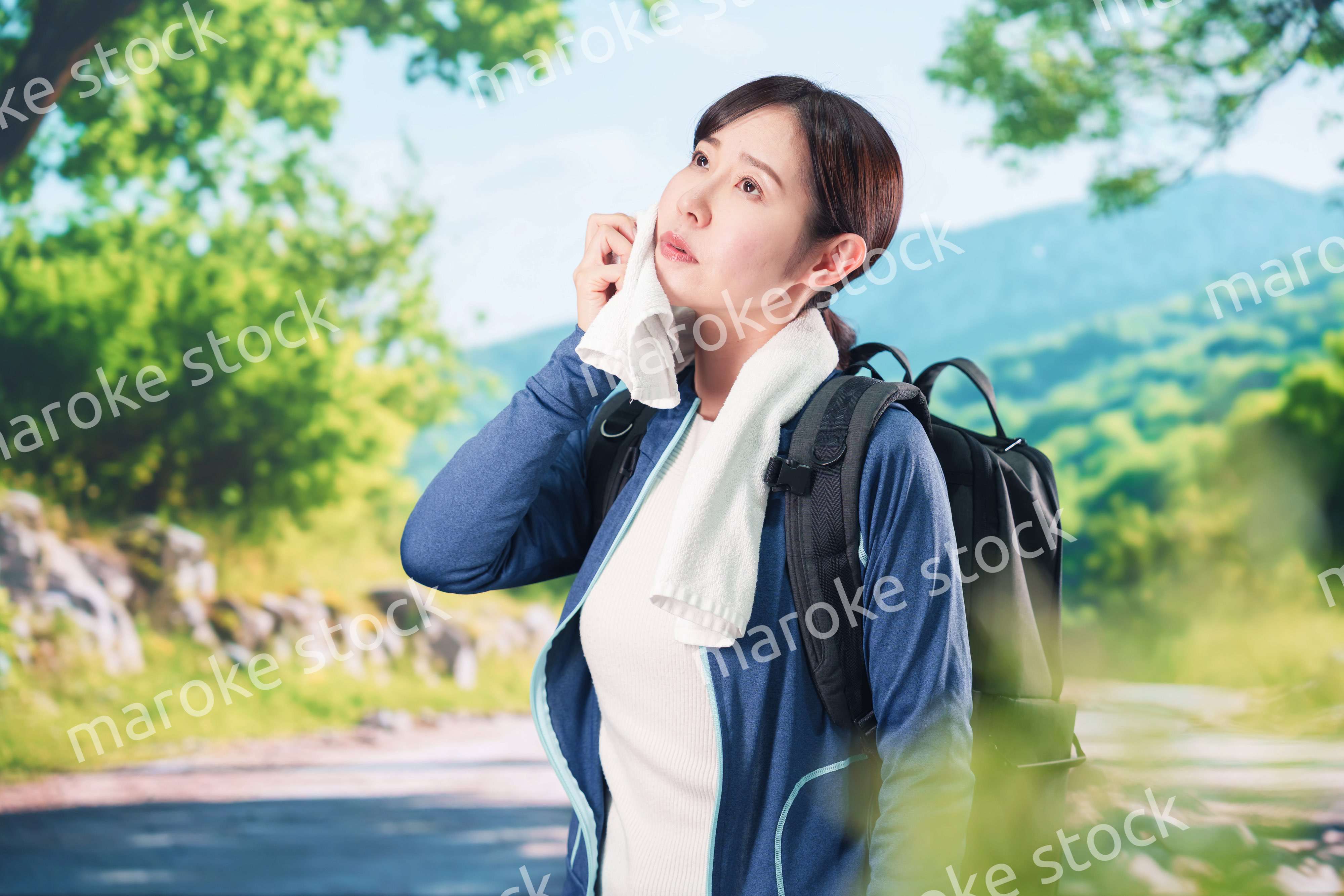 アウトドアでバテる若い女性