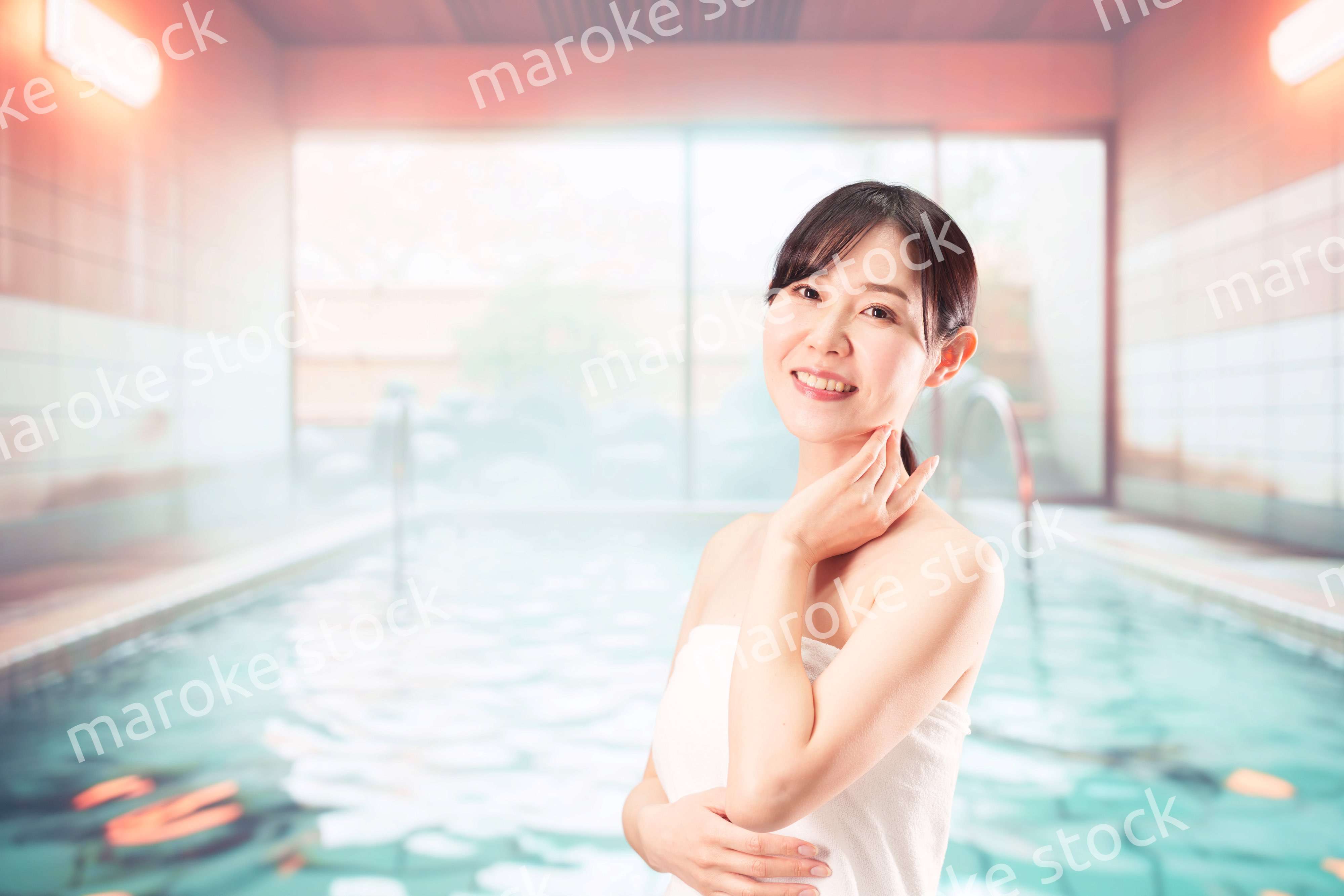 温泉でリフレッシュをする若い女性