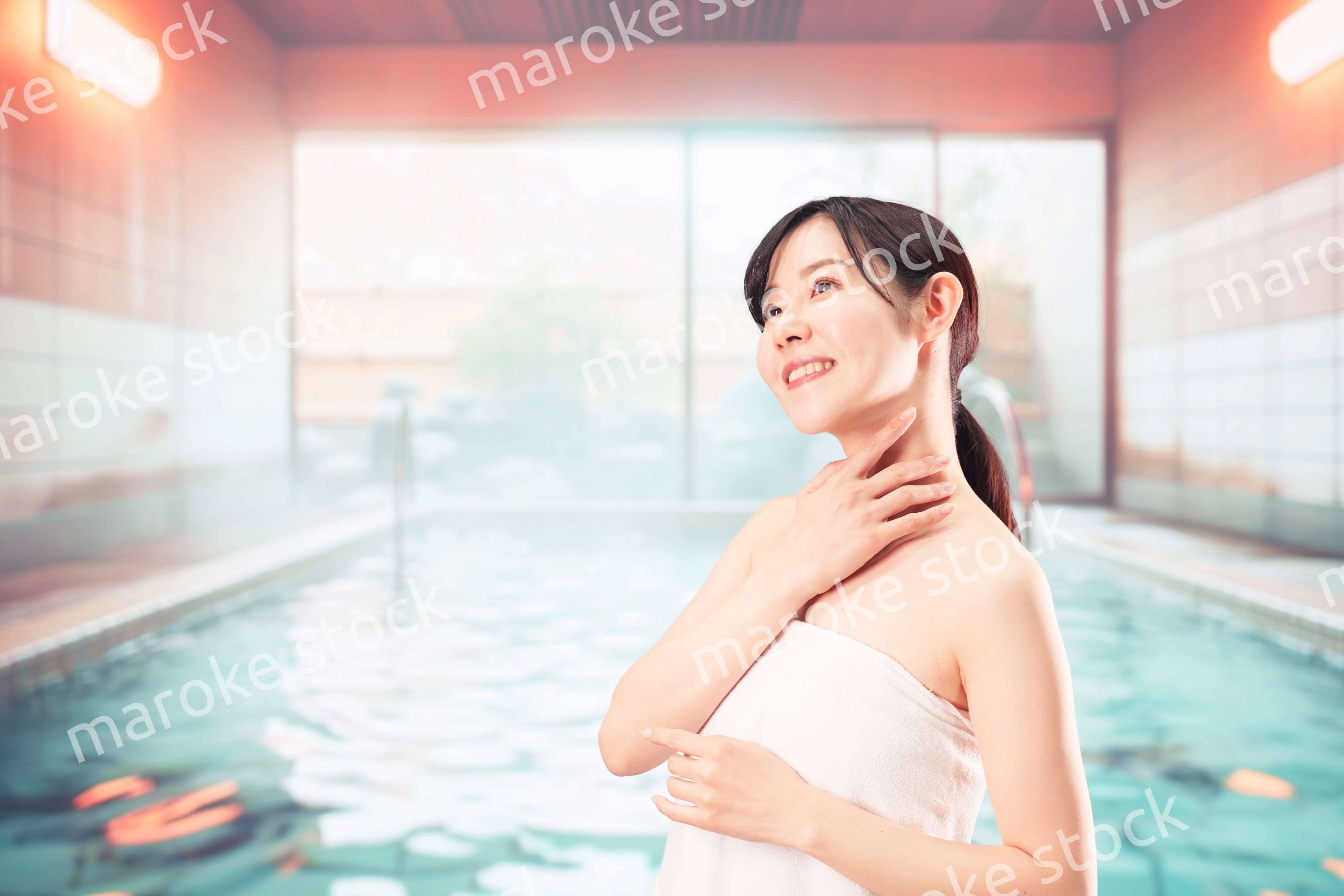 温泉でリフレッシュをする若い女性