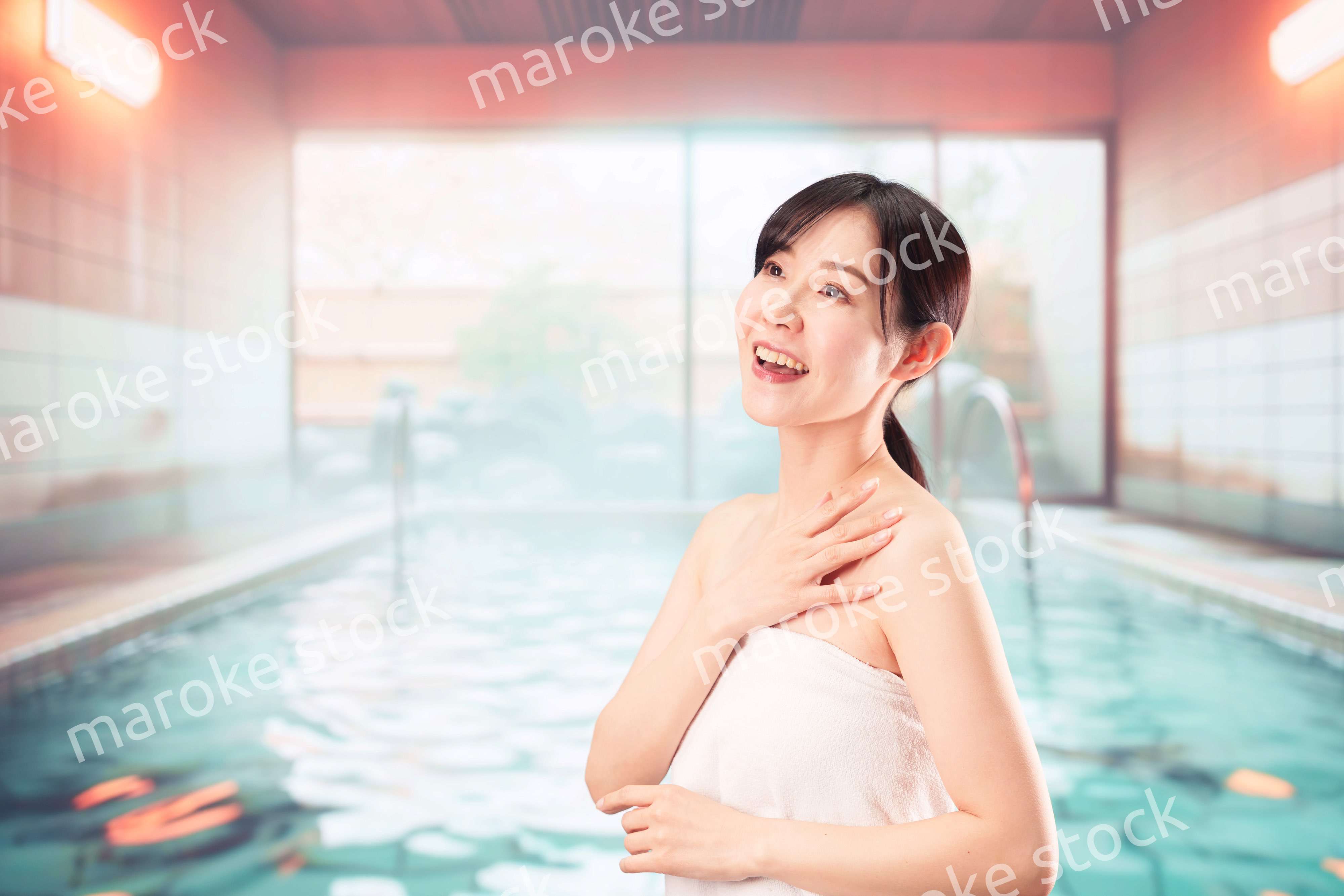 温泉でリフレッシュをする若い女性