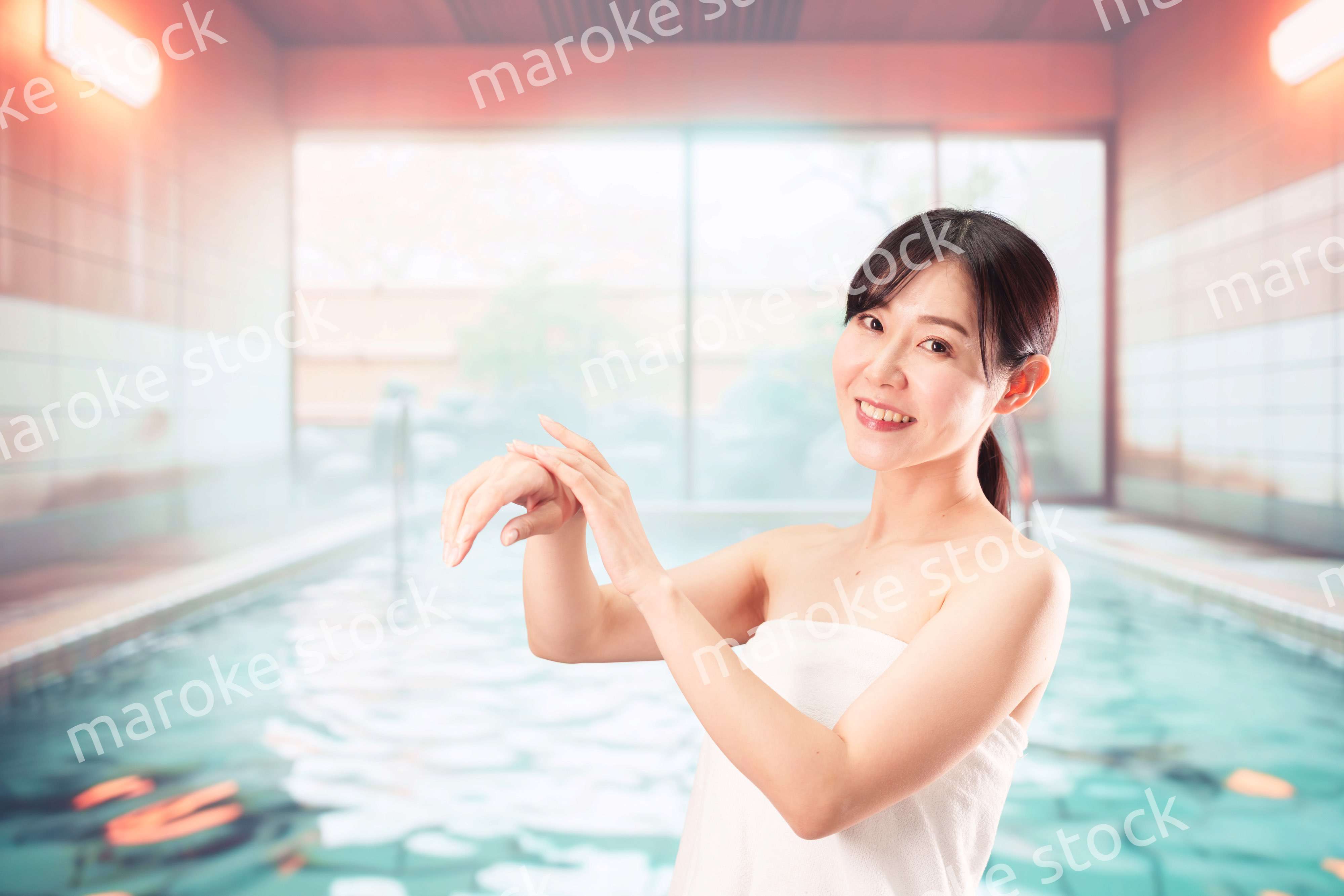 温泉でリフレッシュをする若い女性