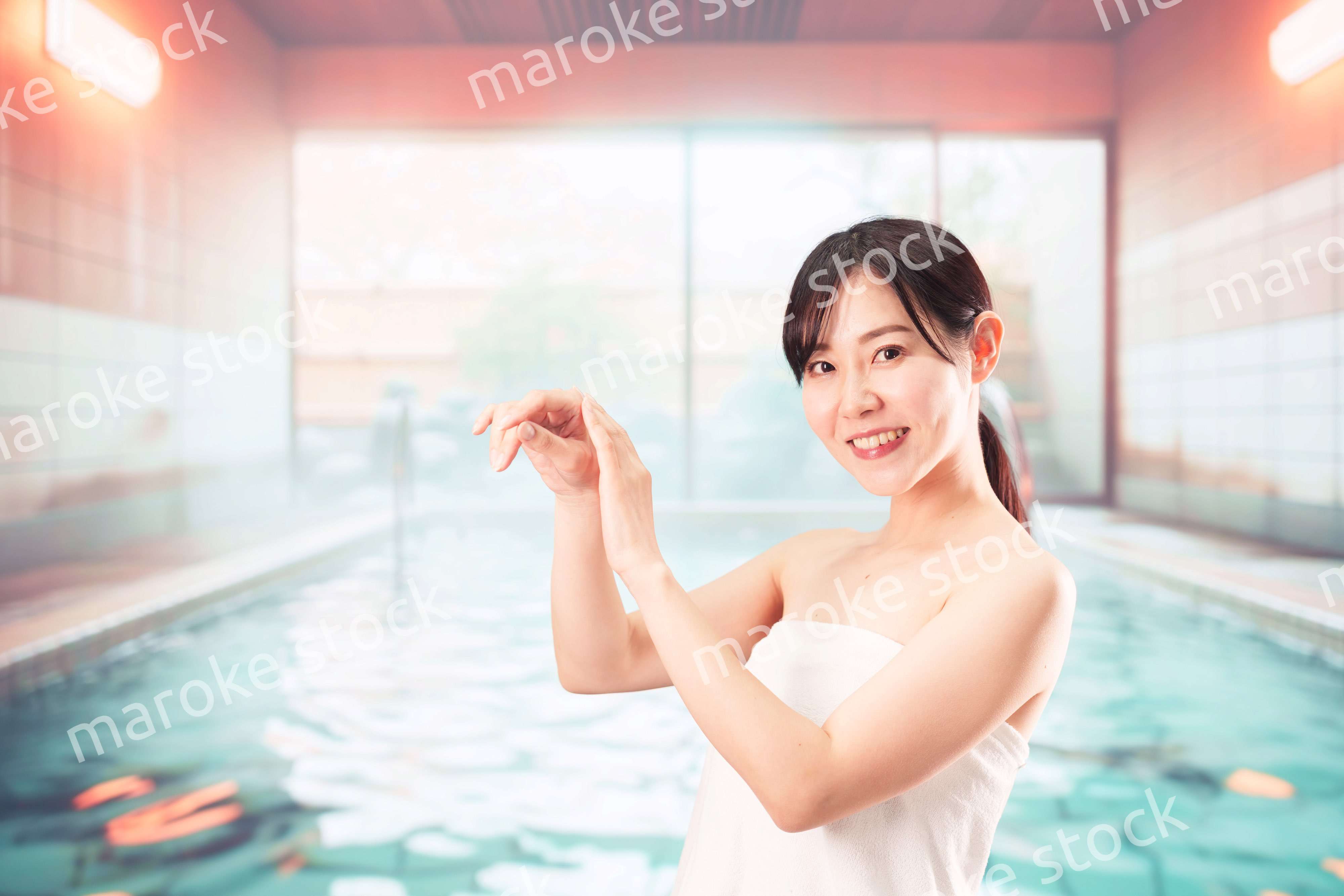 温泉でリフレッシュをする若い女性