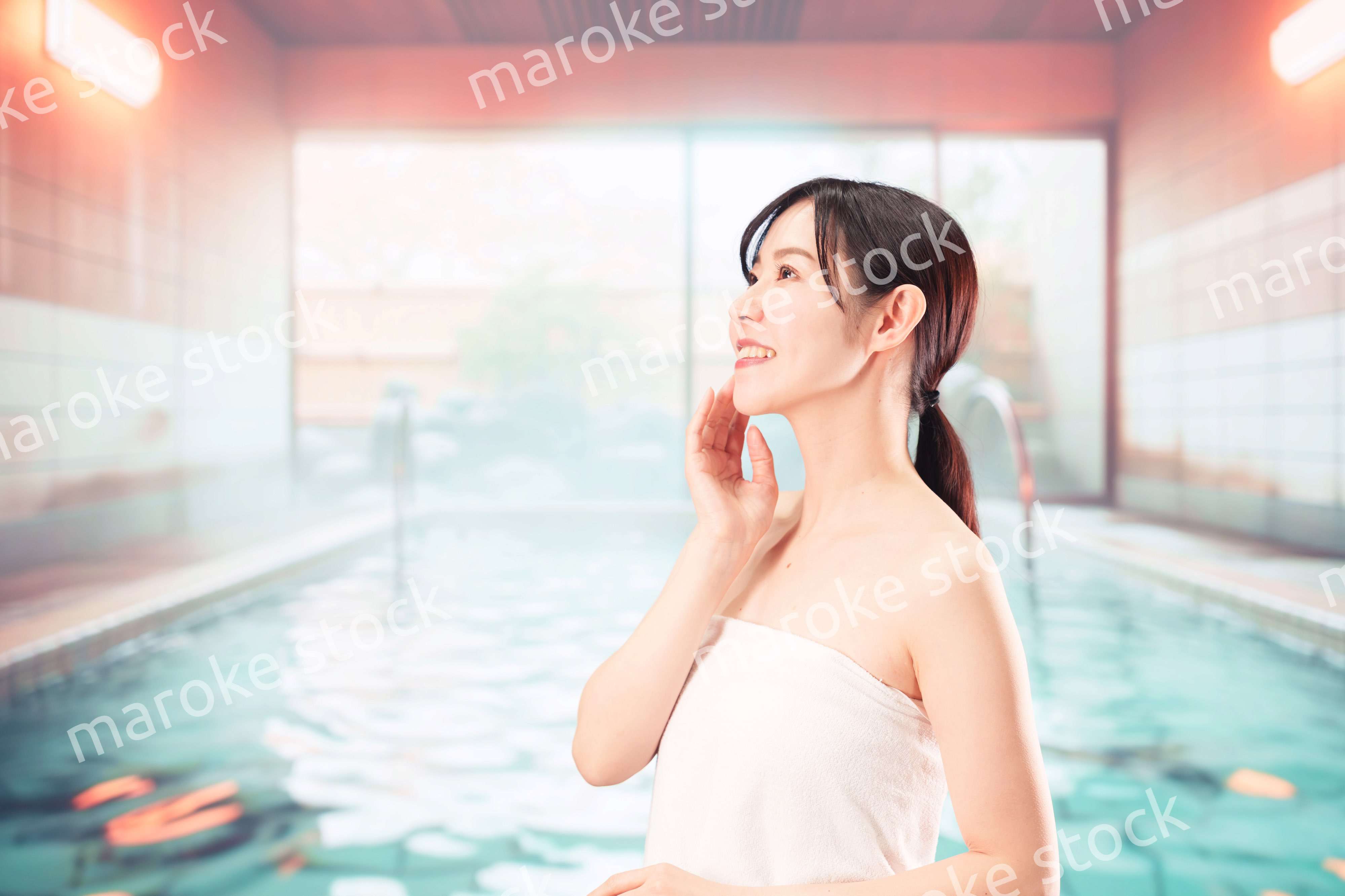 温泉でリフレッシュをする若い女性