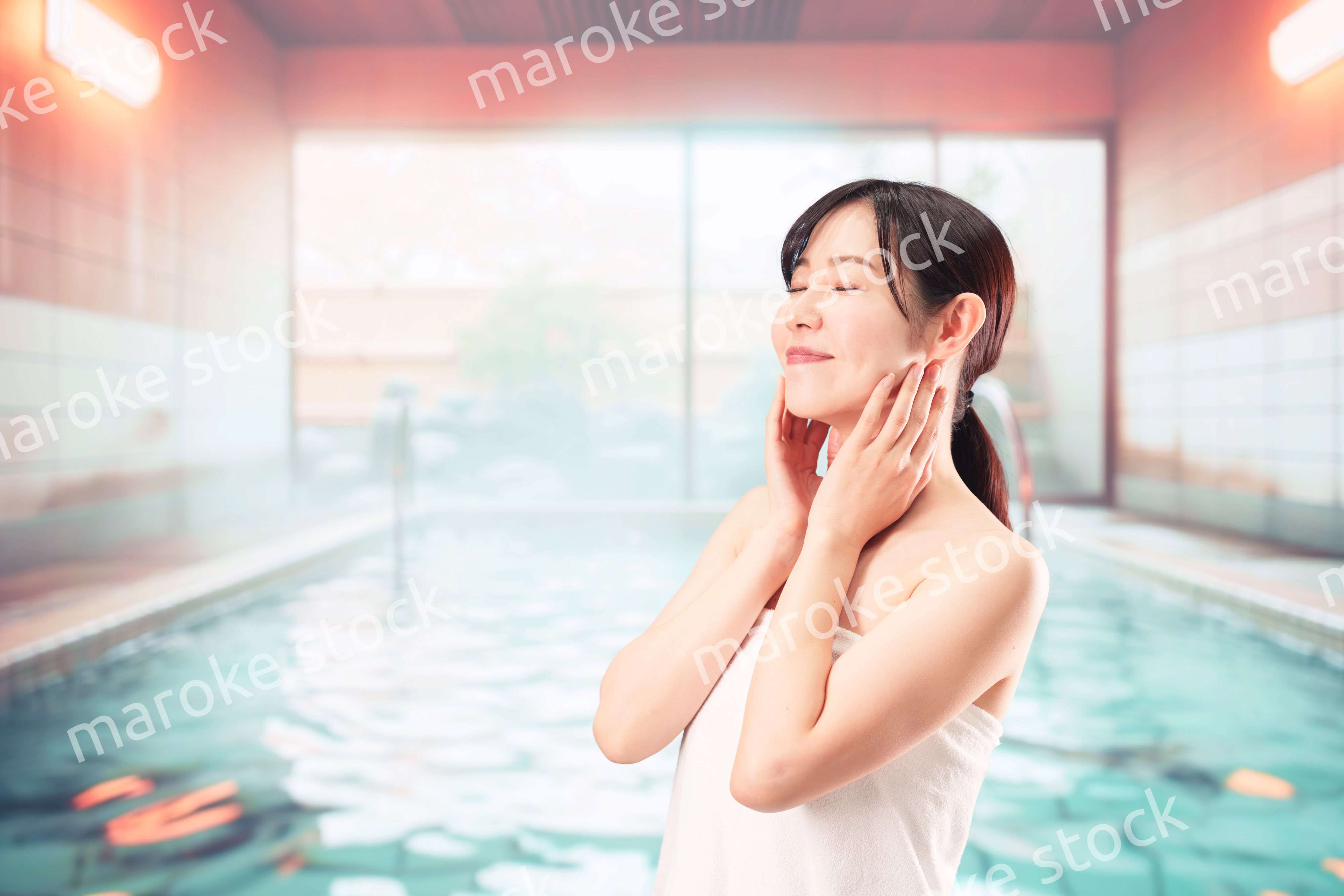 温泉でリフレッシュをする若い女性