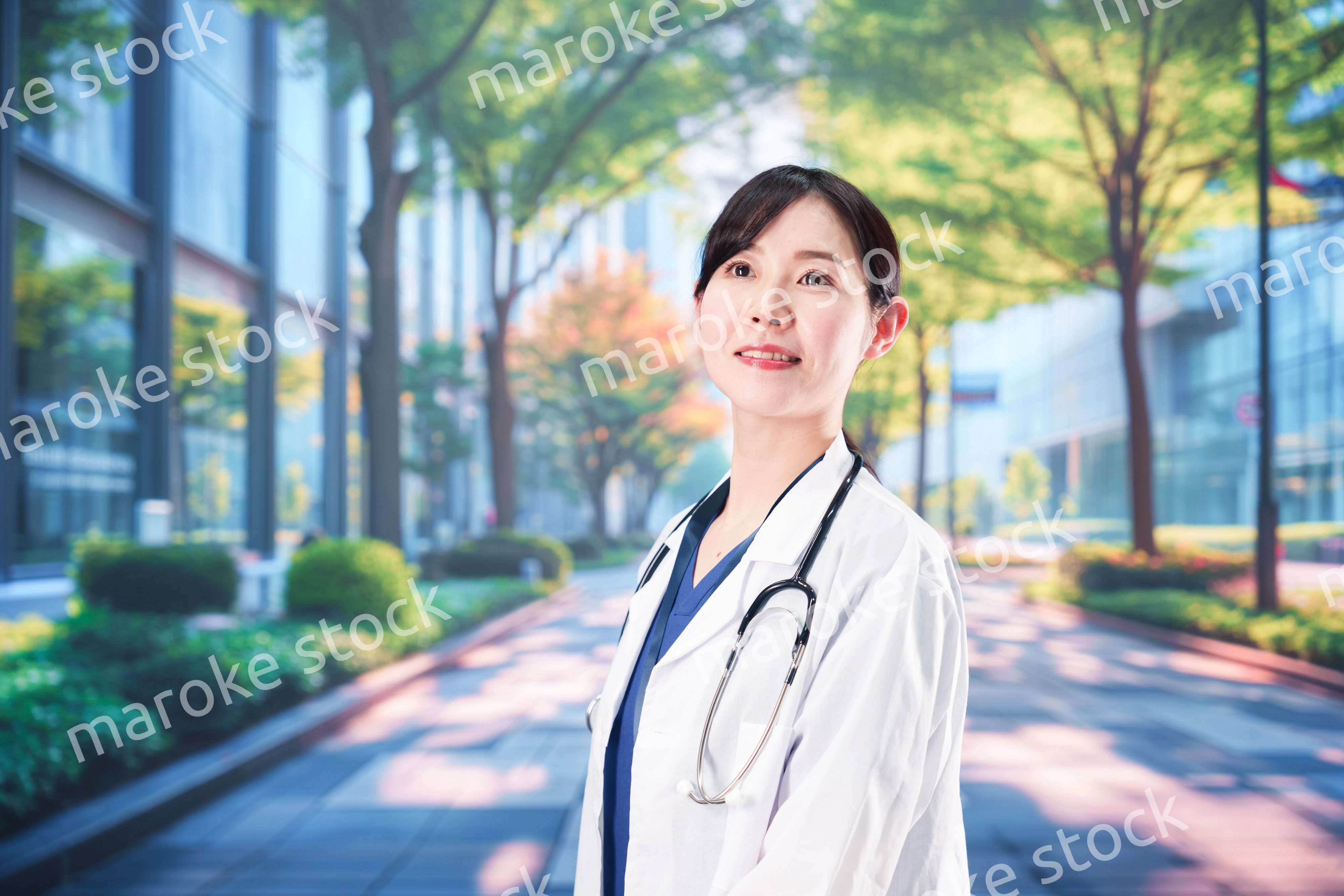 いきいきとした表情で外を歩く女性ドクター