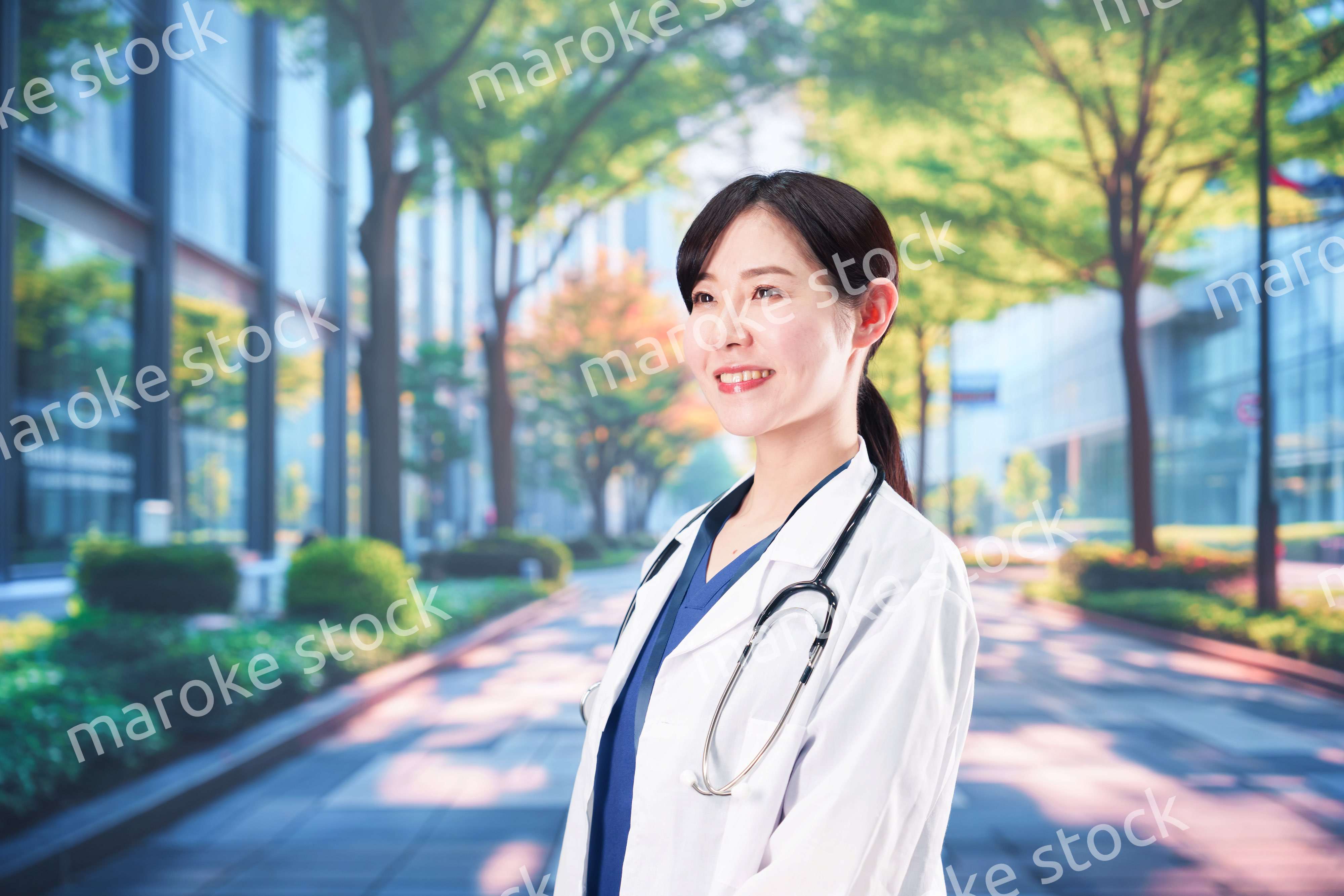 いきいきとした表情で外を歩く女性ドクター