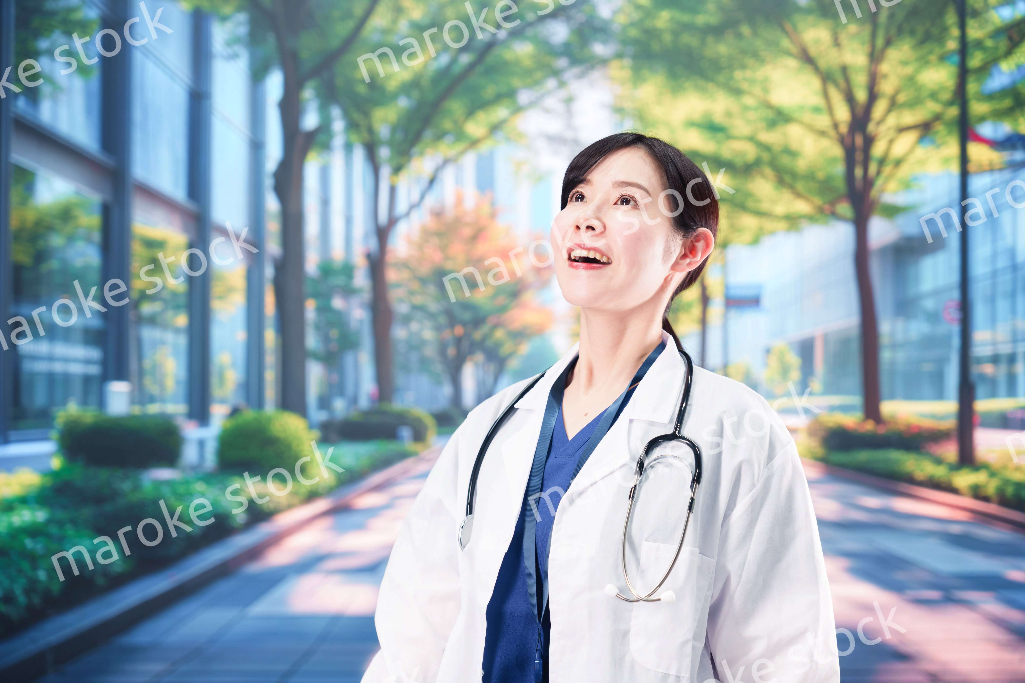 いきいきとした表情で外を歩く女性ドクター