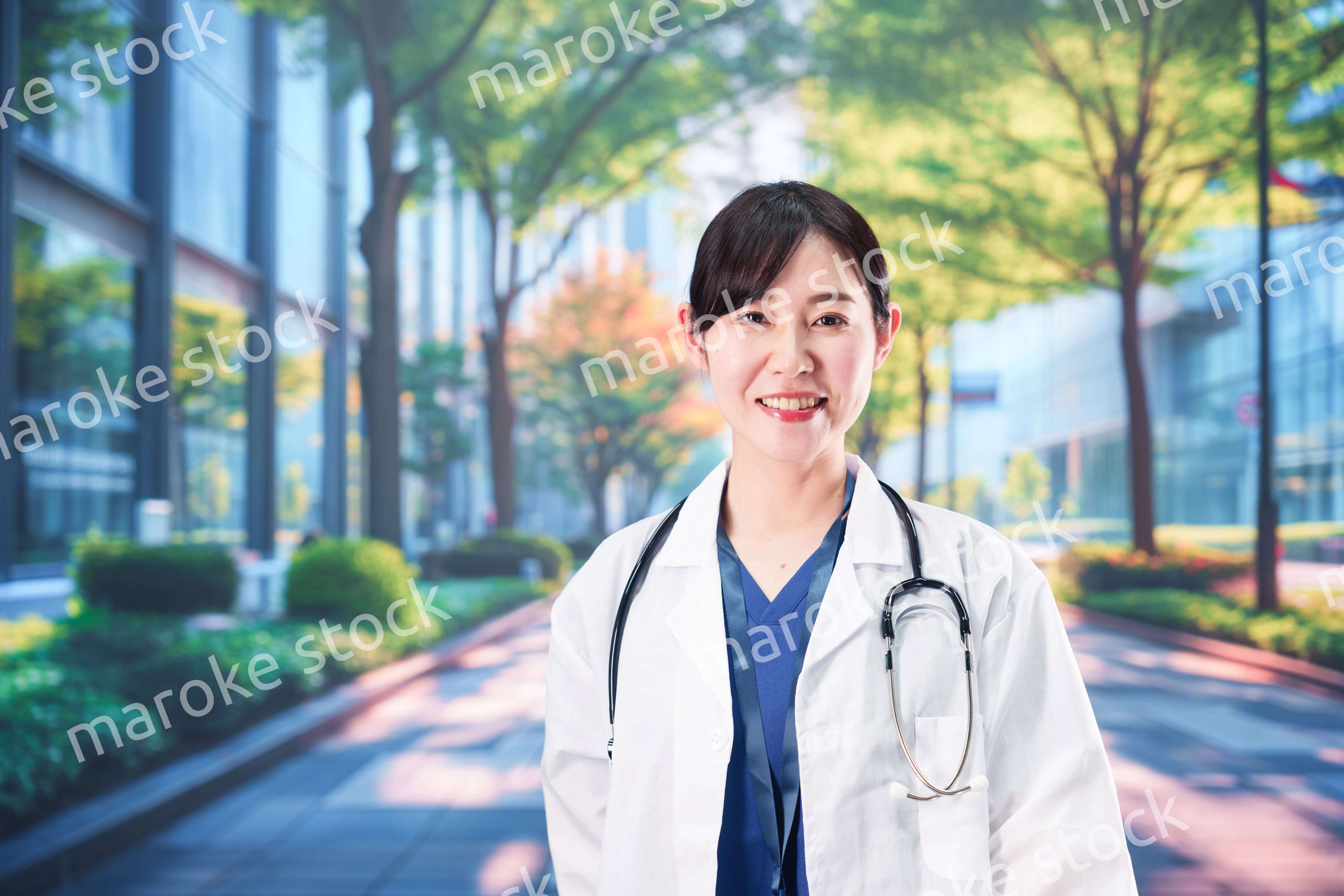 いきいきとした表情で外を歩く女性ドクター